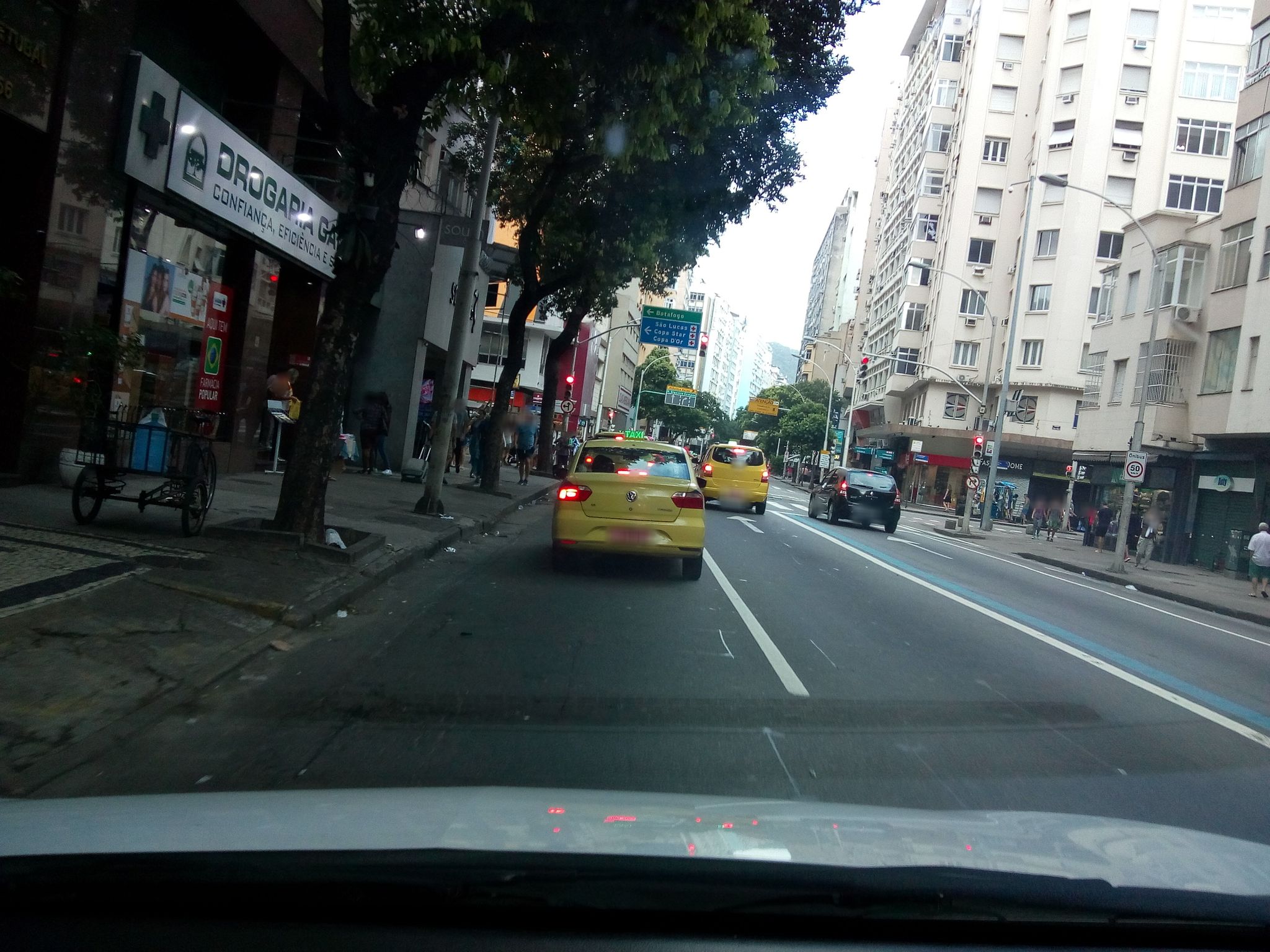 Street-level view near Edifício Setubal, Leme