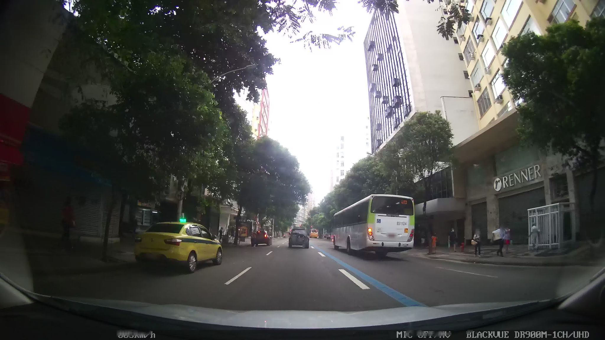 Street-level view near Edifício Shangrilá, Copacabana