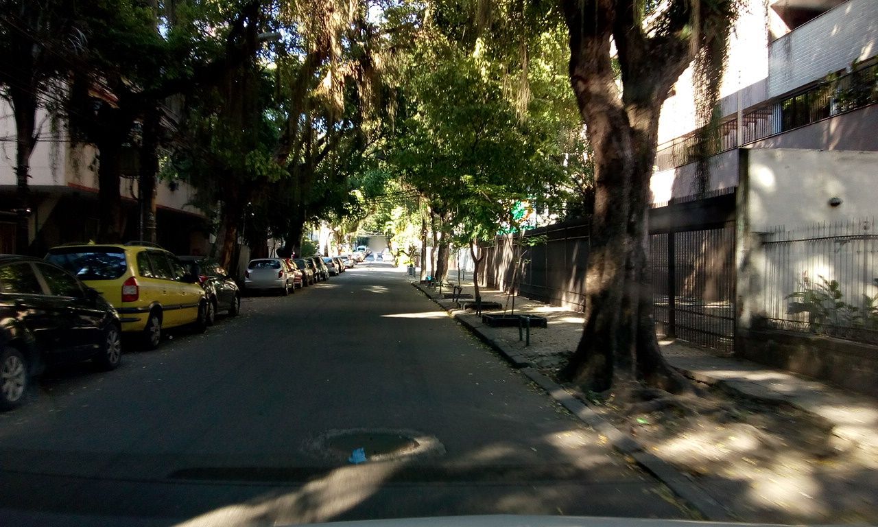 Street-level view near Edifício Shirley, Botafogo