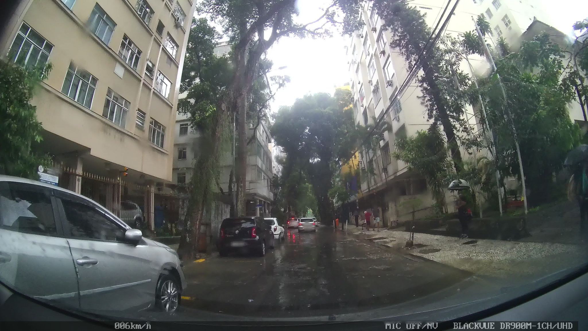 Street-level view near Edifício Silvina, Flamengo