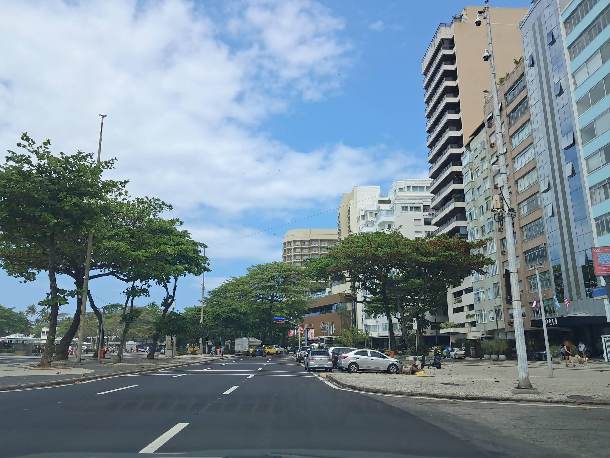 Street-level view near Edifício Sisalmar, Leme