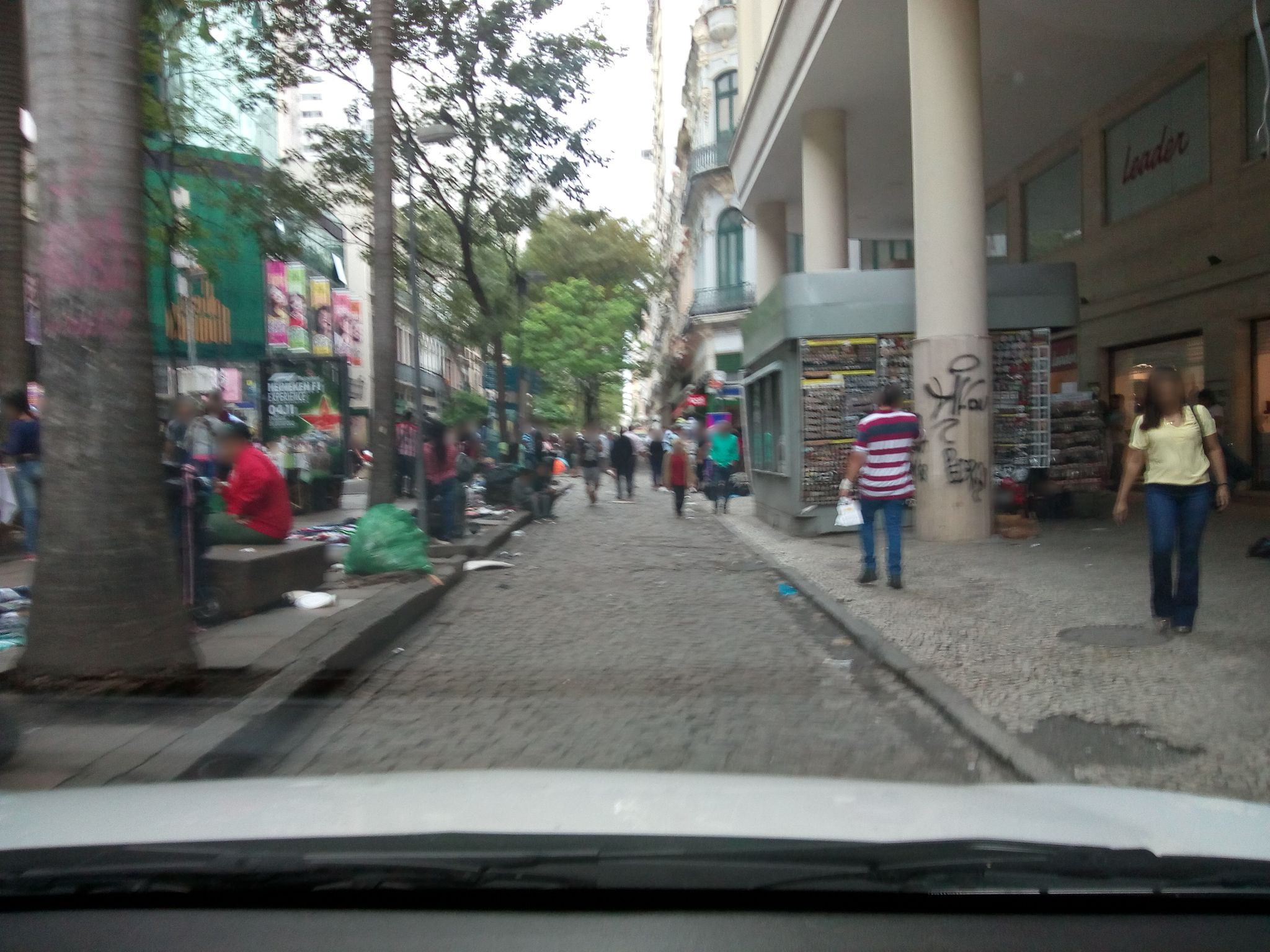 Street-level view near Edifício Sloper, Centro