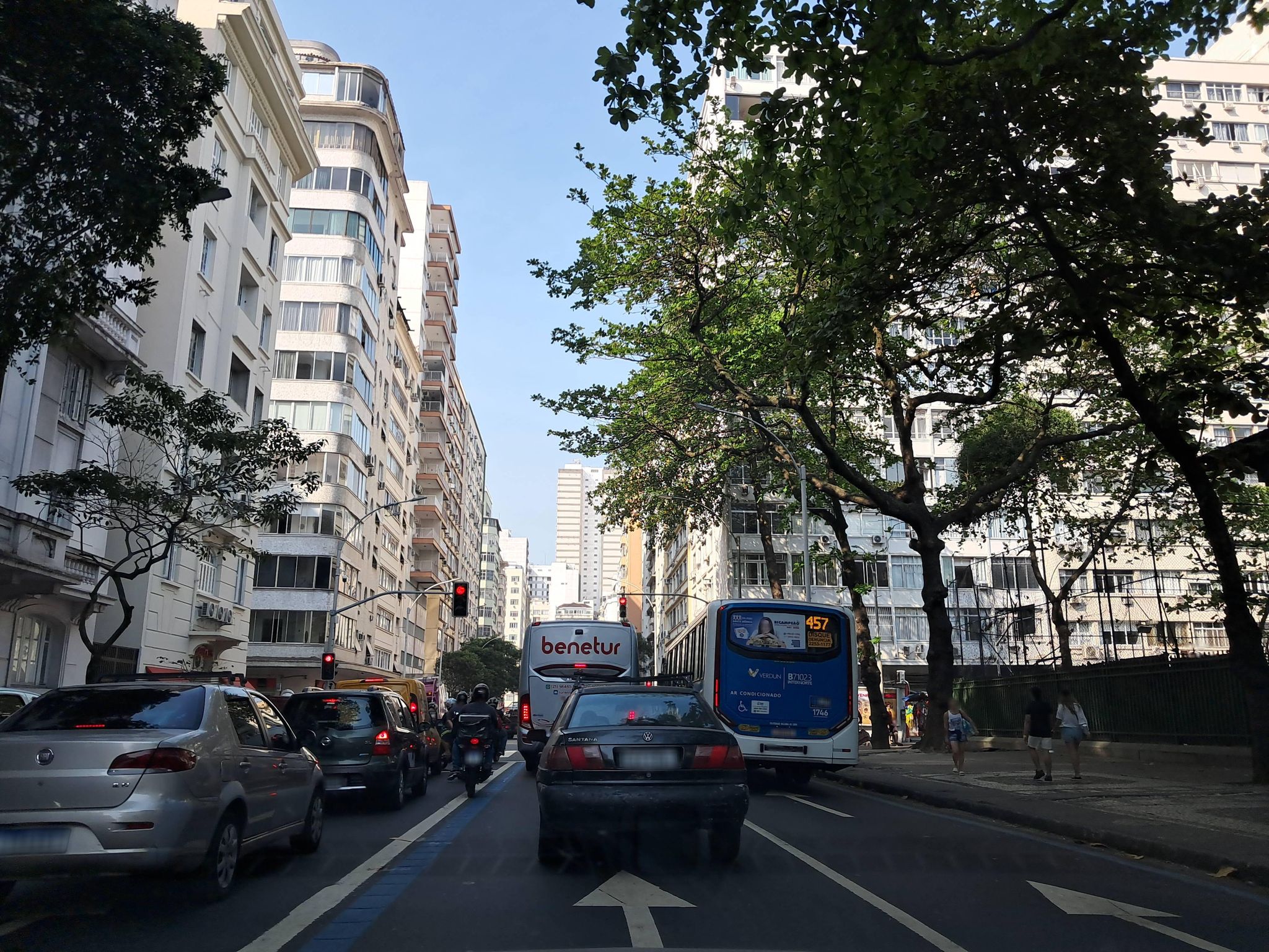 Street-level view near Edifício Solano Residencial, Leme