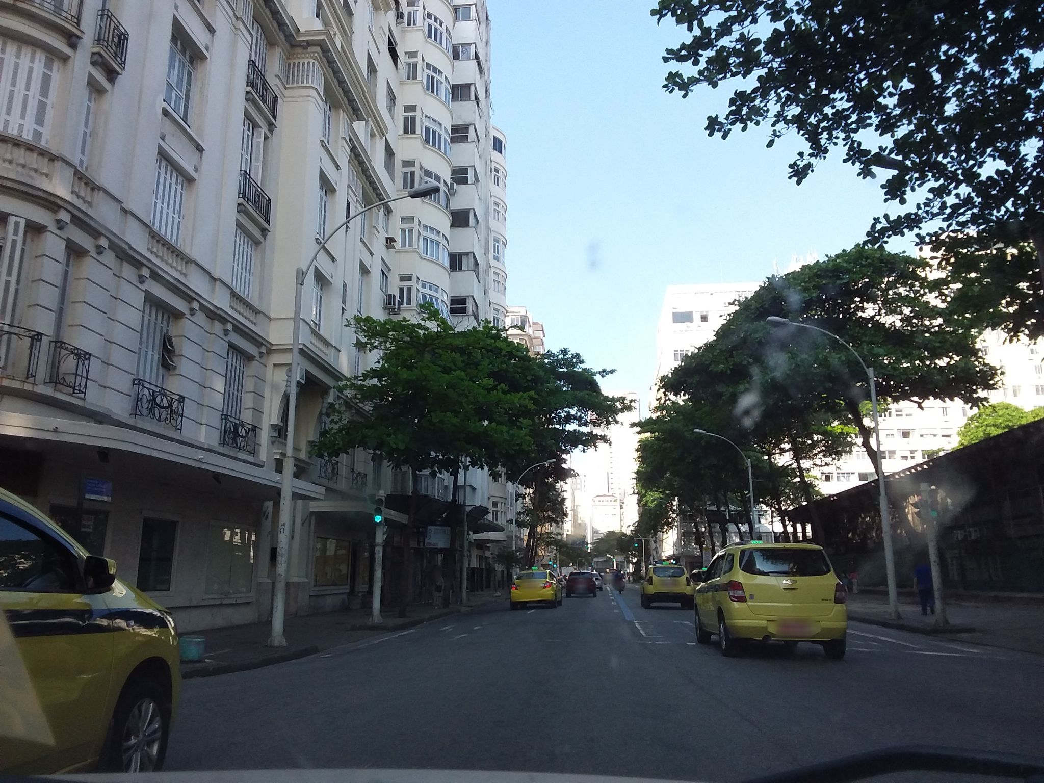 Street-level view near Edificio Solano, Copacabana