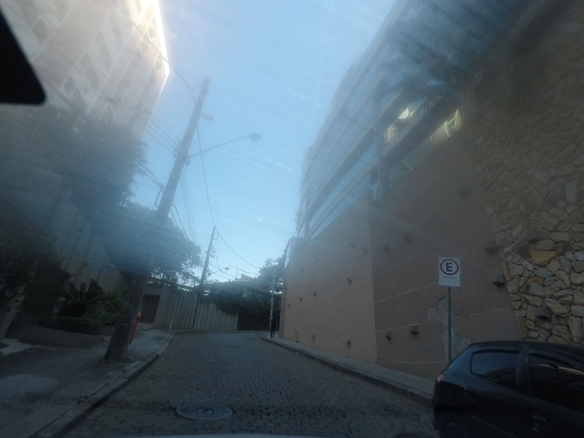 Street-level view near Edifício Solar Baroneza de Poconé, Lagoa