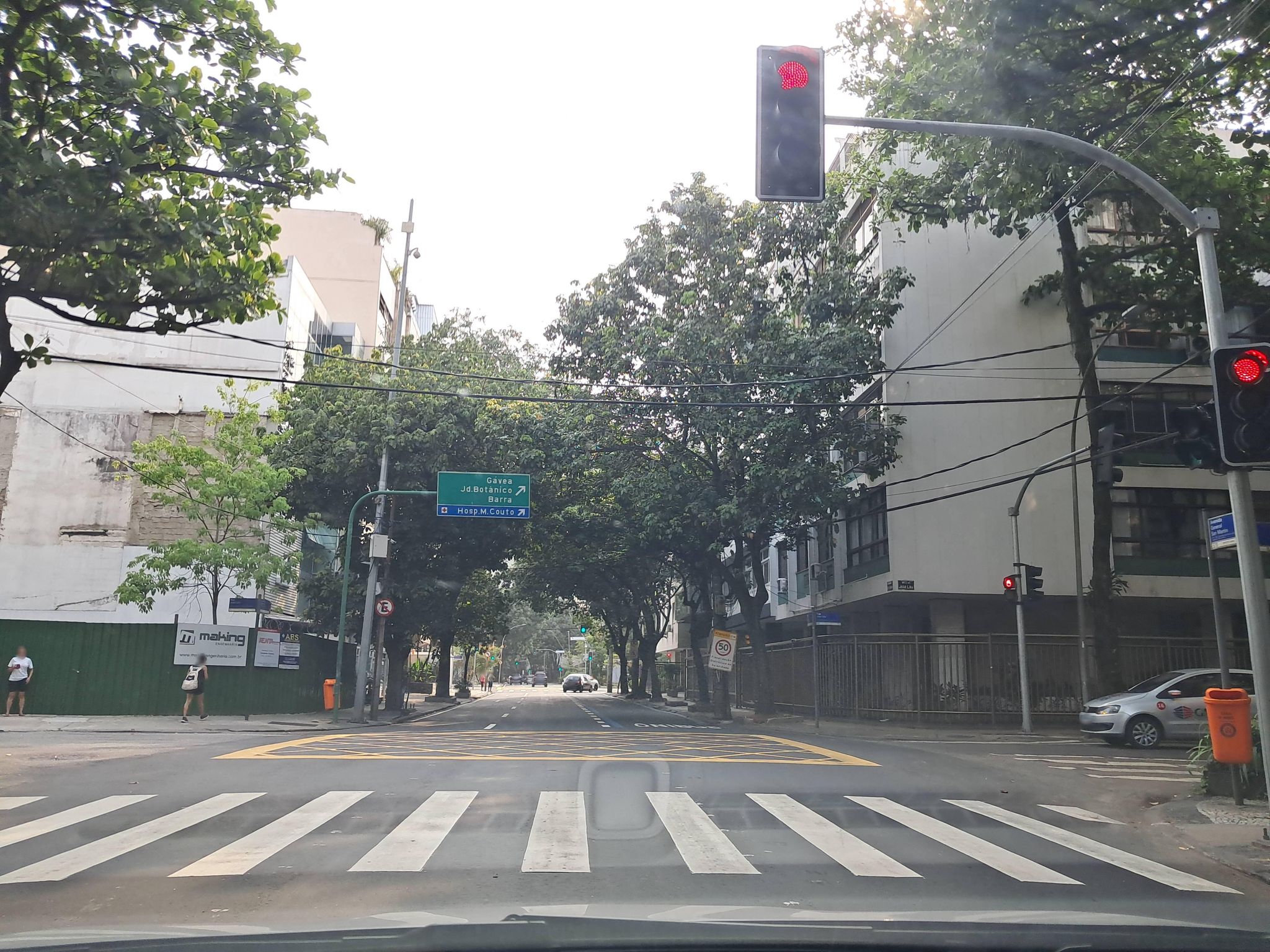 Street-level view near Edifício Solar Campista, Leblon