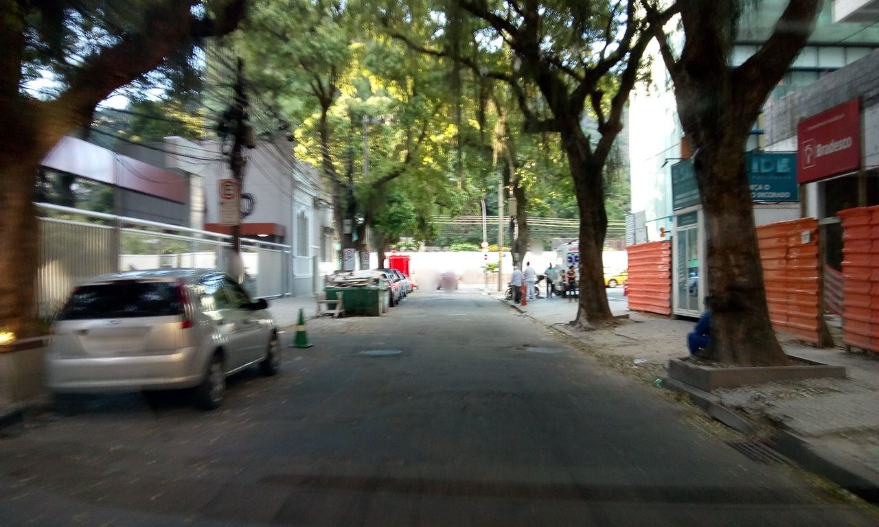 Street-level view near Edifício Solar D. Mariana, Botafogo