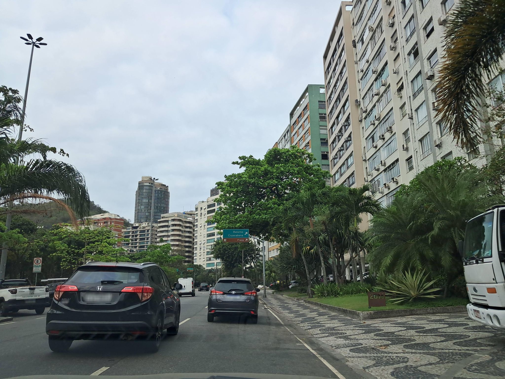 Street-level view near Edifício Solar da Lagoa, Lagoa