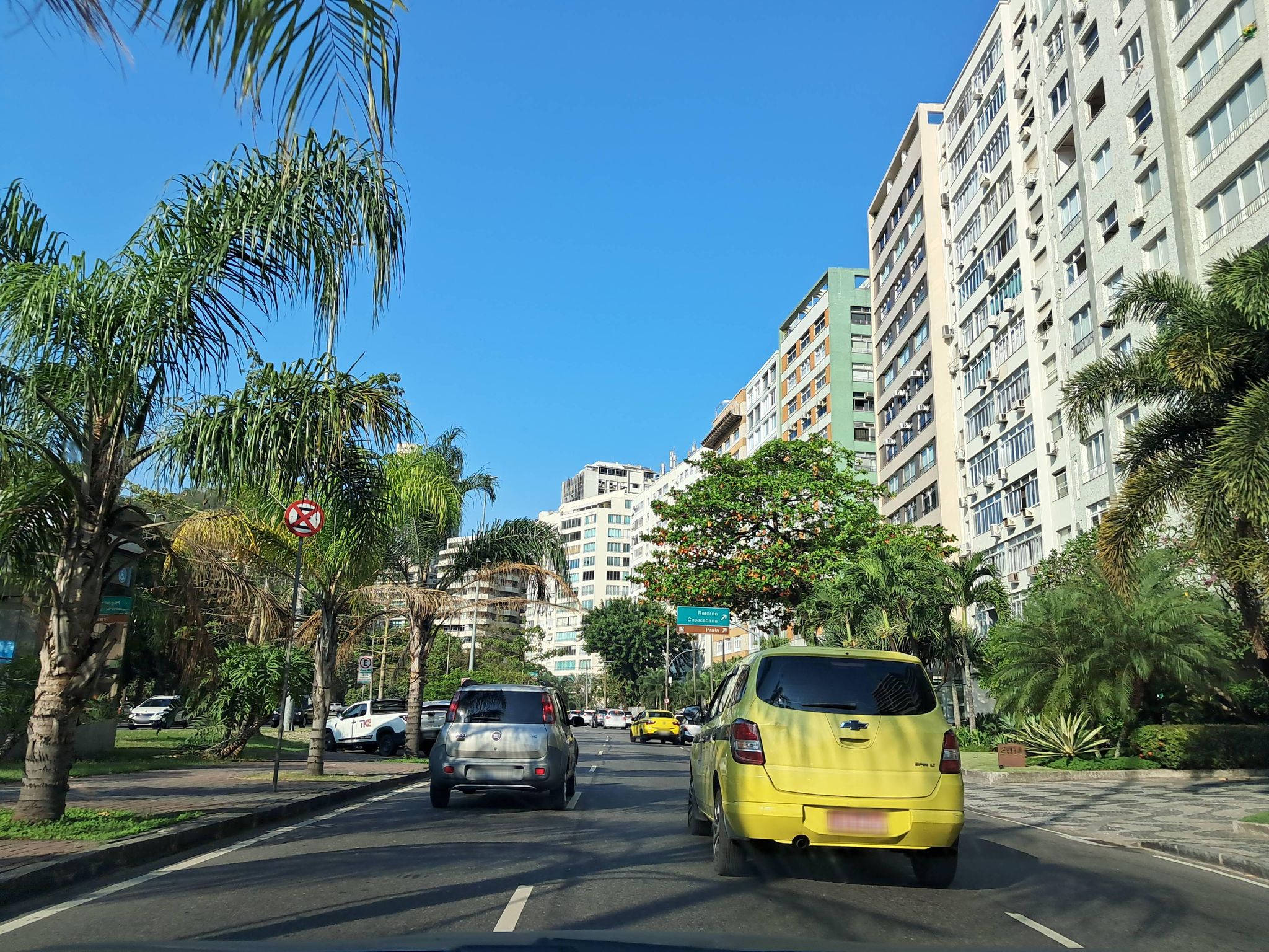 Street-level view near Edifício Solar da Lagoa, Ipanema