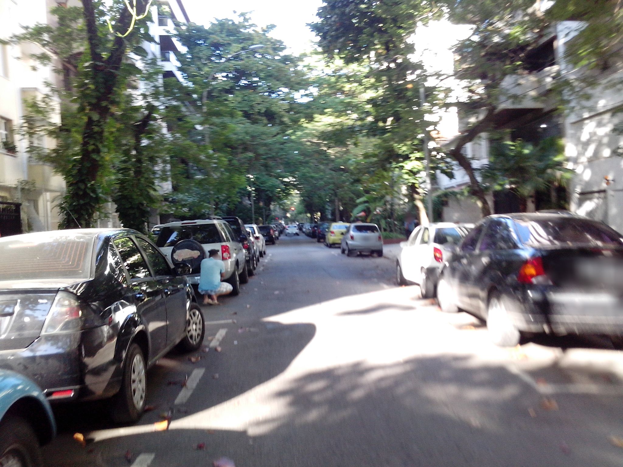 Street-level view near Edifício Solar de Jaguaripe, Ipanema