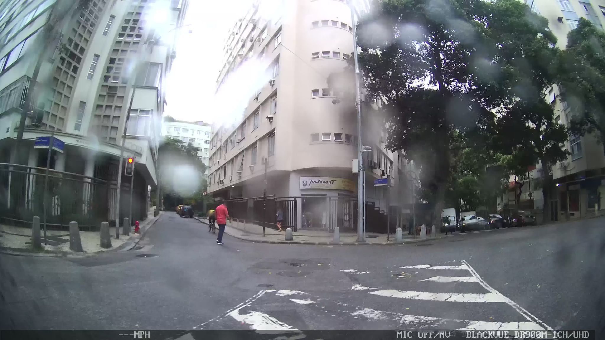 Street-level view near Edifício Solar do Arpoador, Copacabana