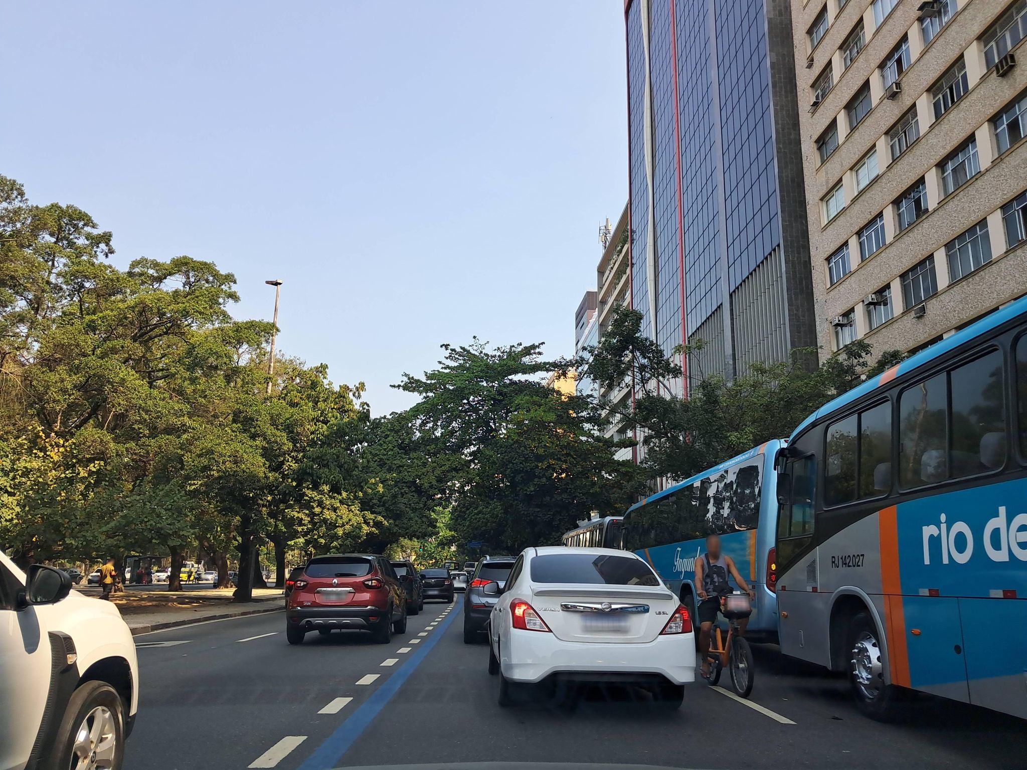Street-level view near Edifício Solymar, Botafogo