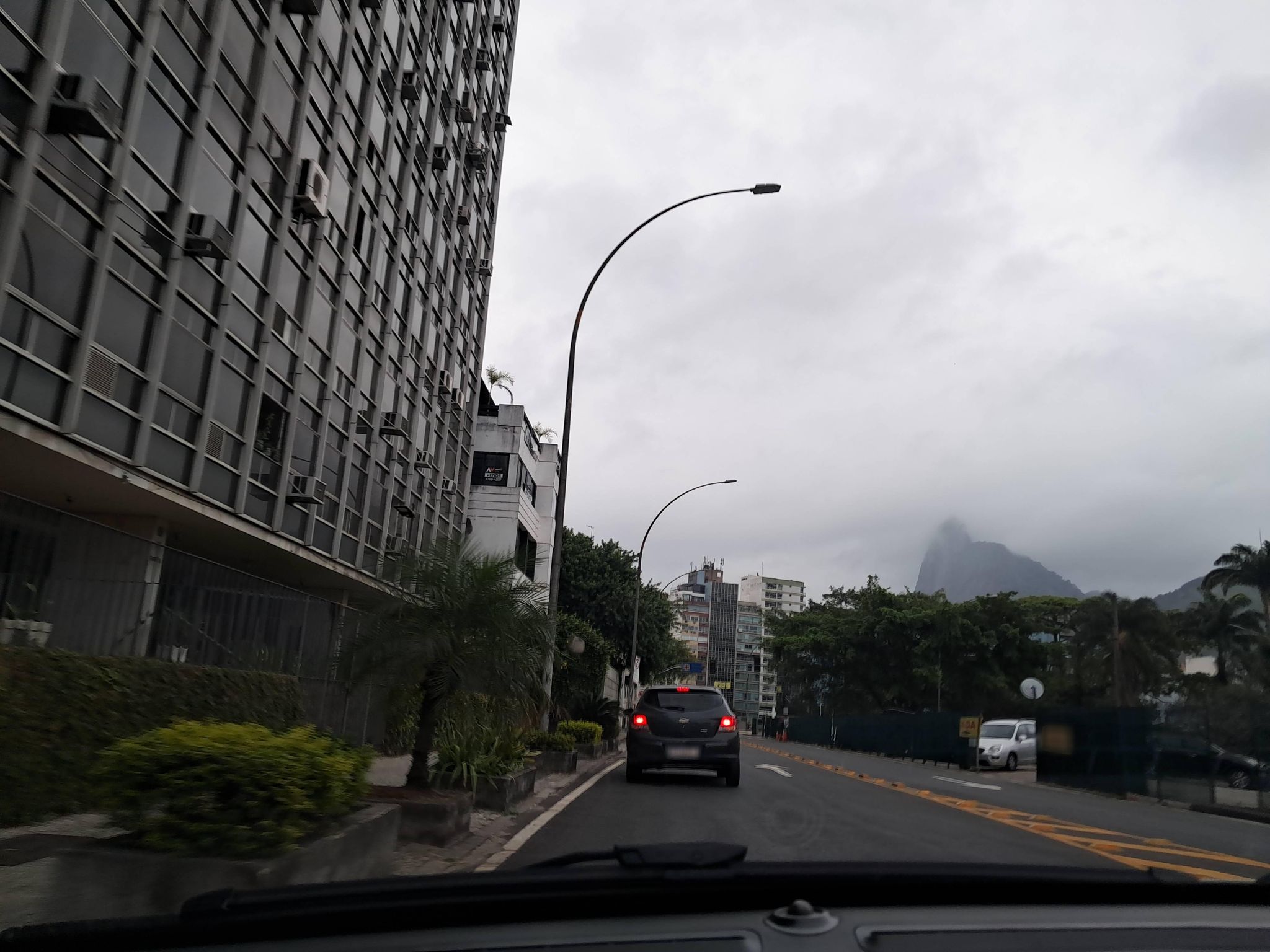 Street-level view near Edifício Sonata, Urca