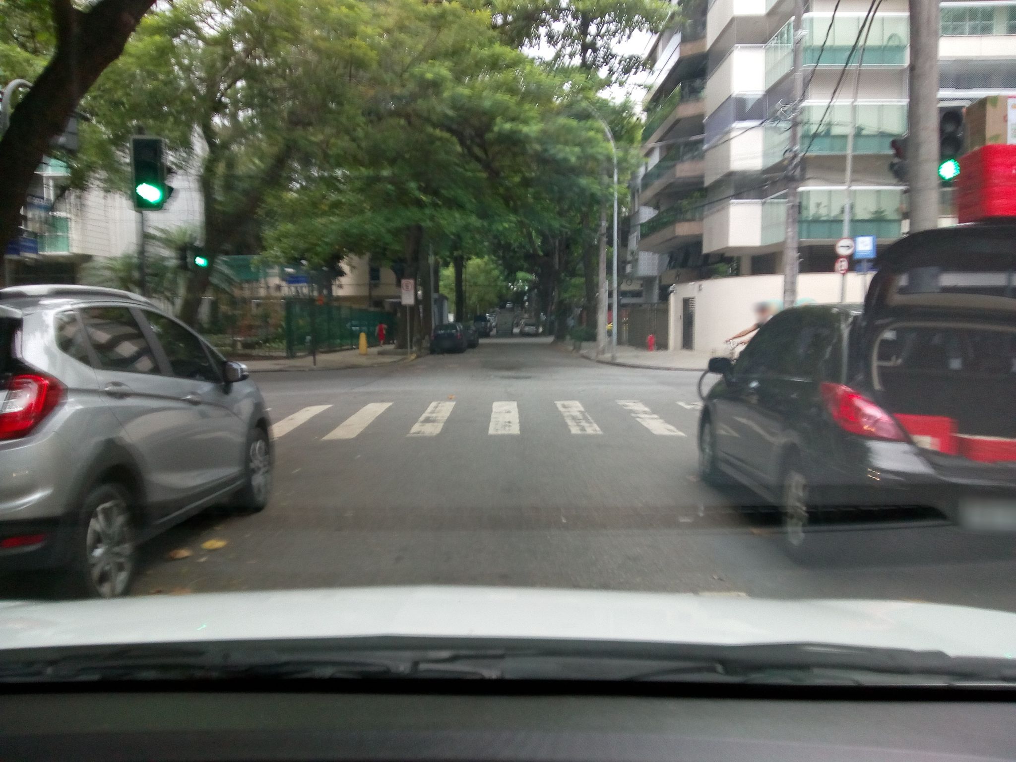 Street-level view near Edifício Sonia, Leblon