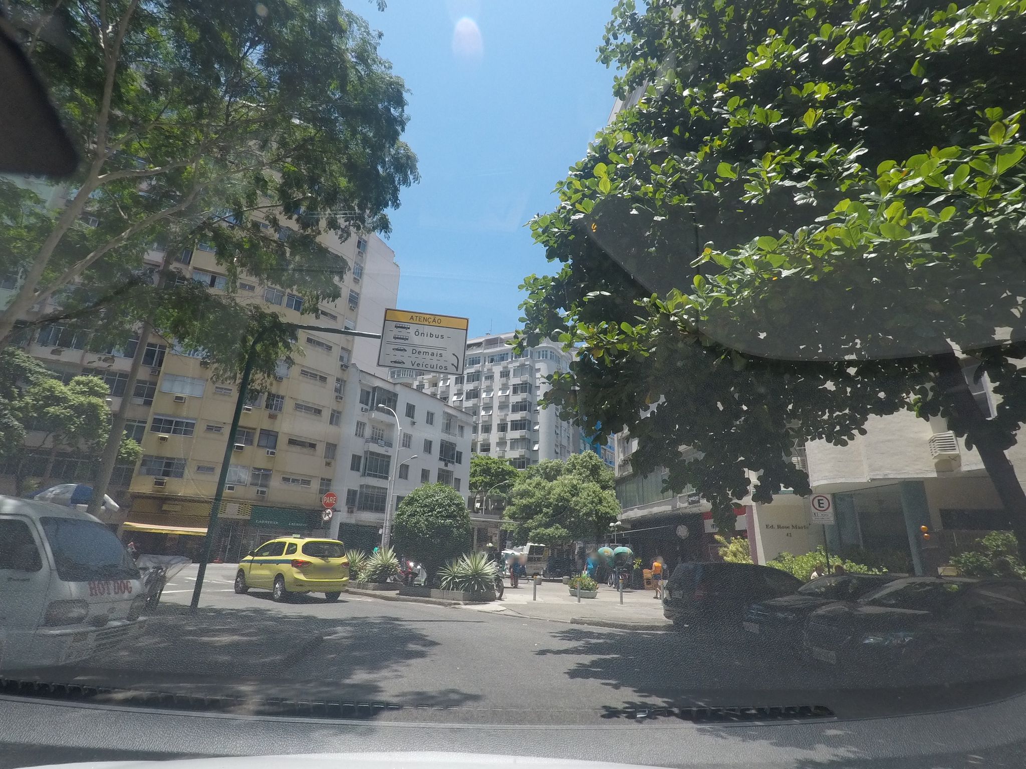 Street-level view near Edíficio Soraya, Copacabana