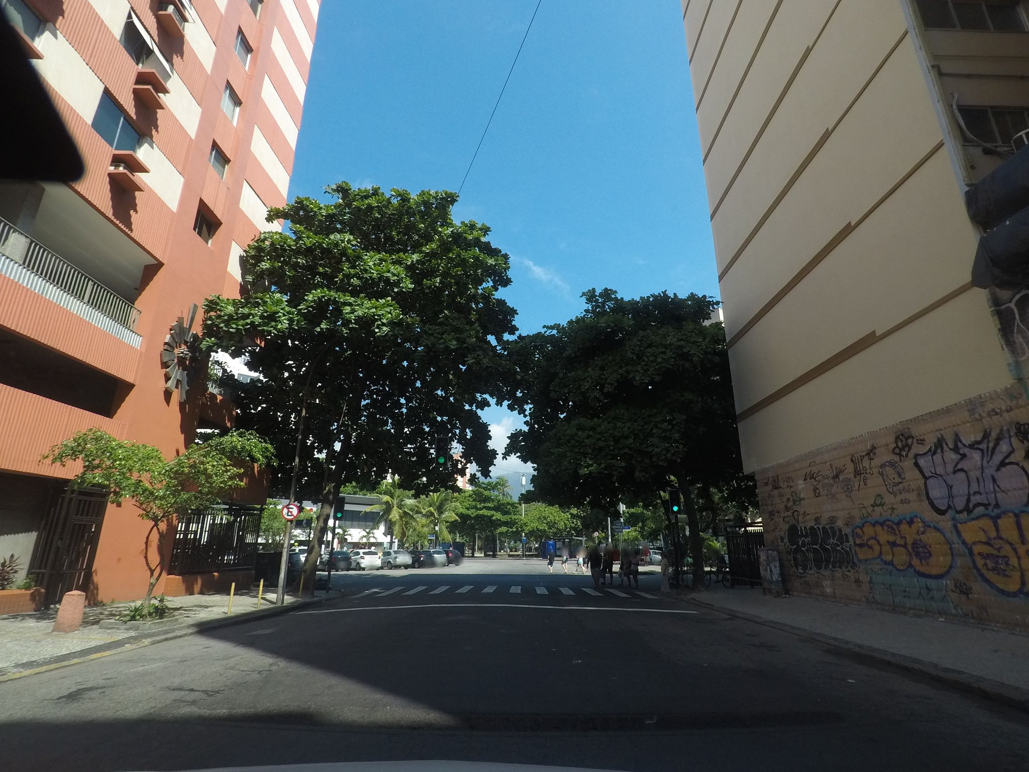 Street-level view near Edifício Souza Campos, Copacabana