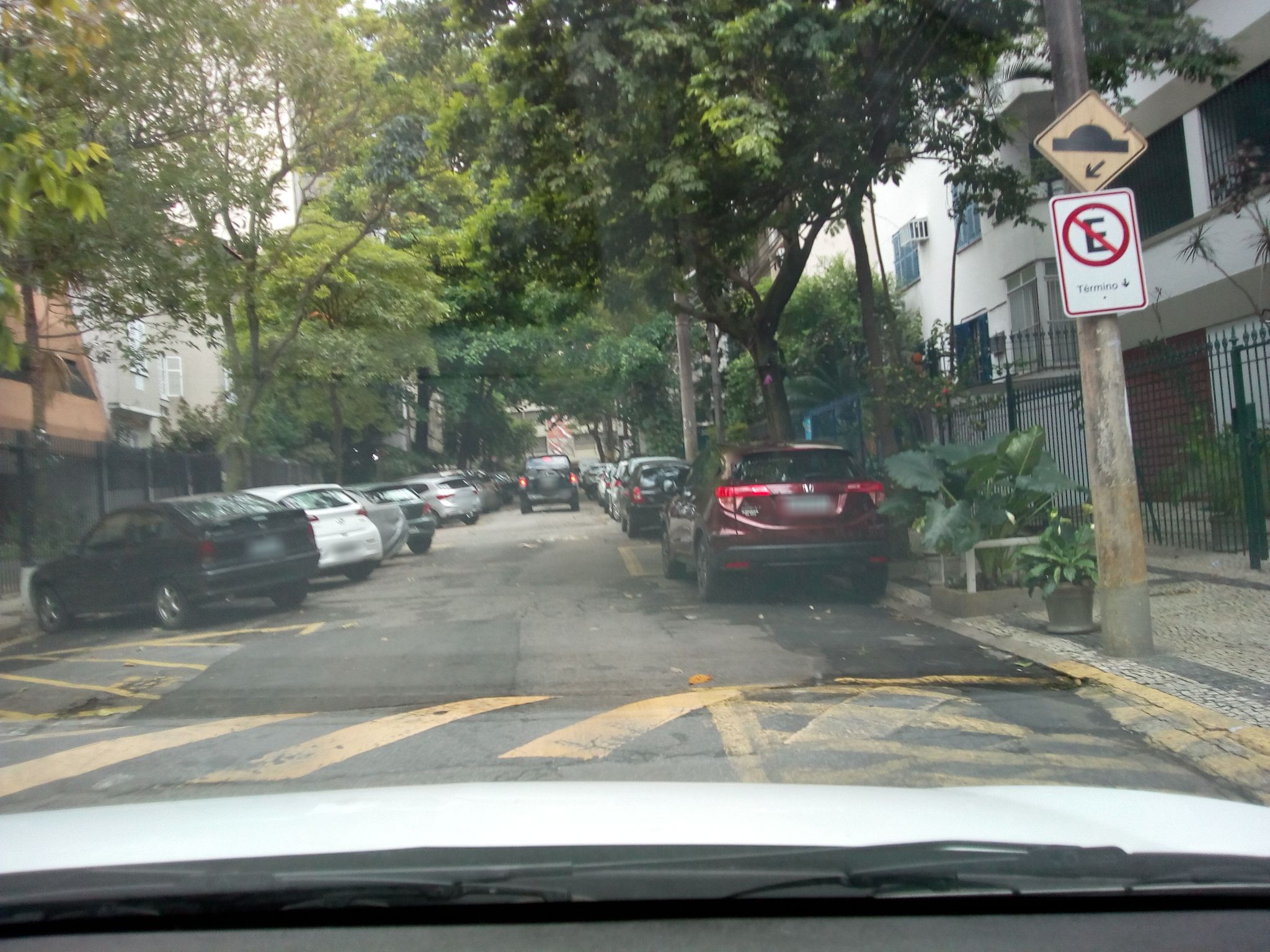 Street-level view near Edifício Stella Maris, Copacabana