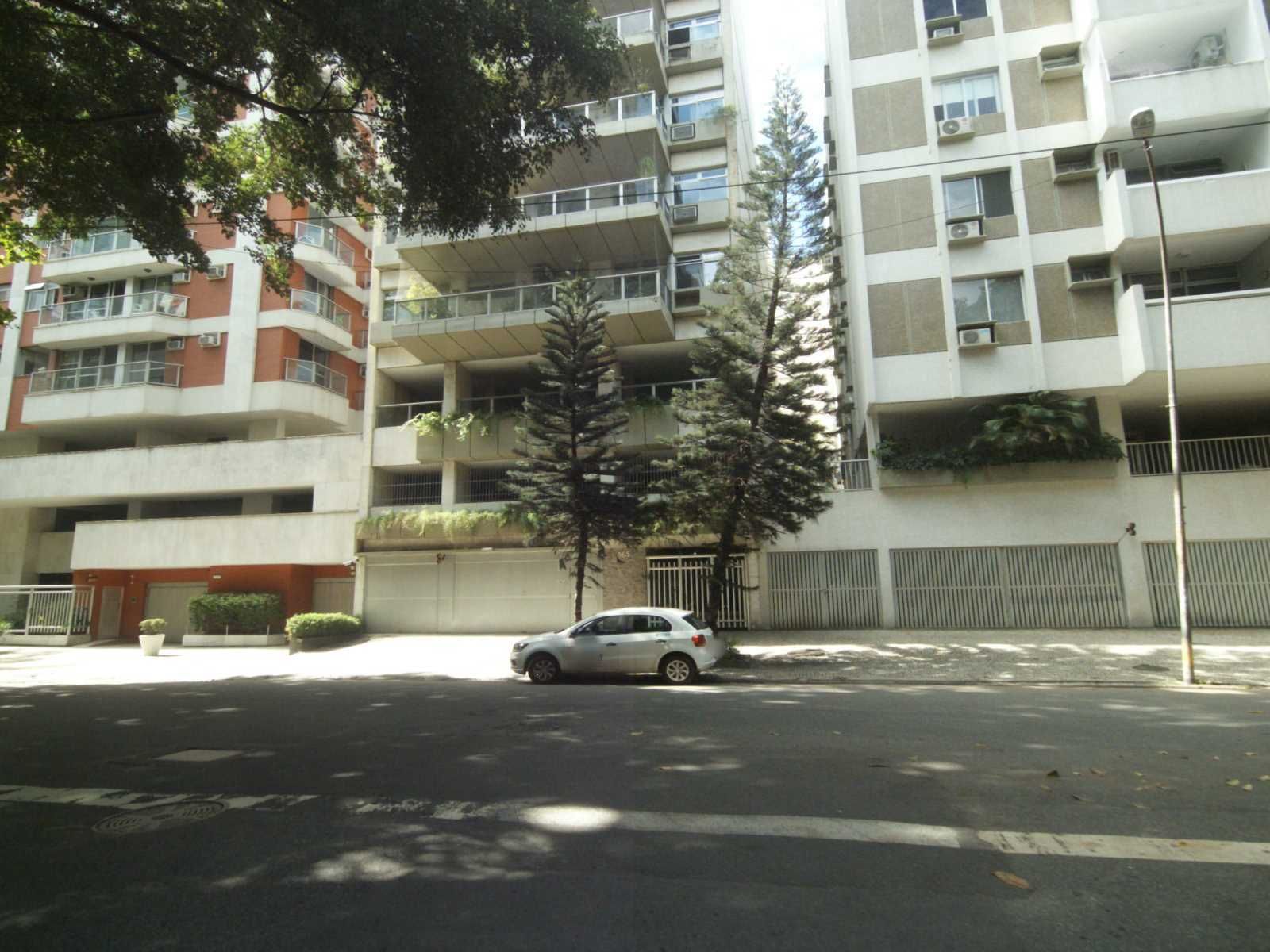 Street-level view near Edifício Stetienne, Leblon