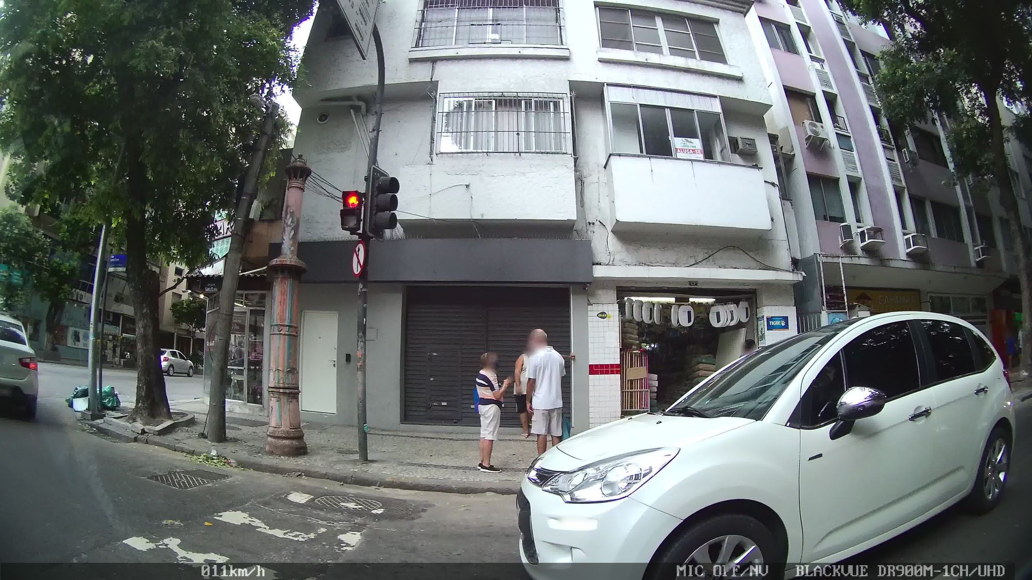 Street-level view near Edifício Summerville, Copacabana