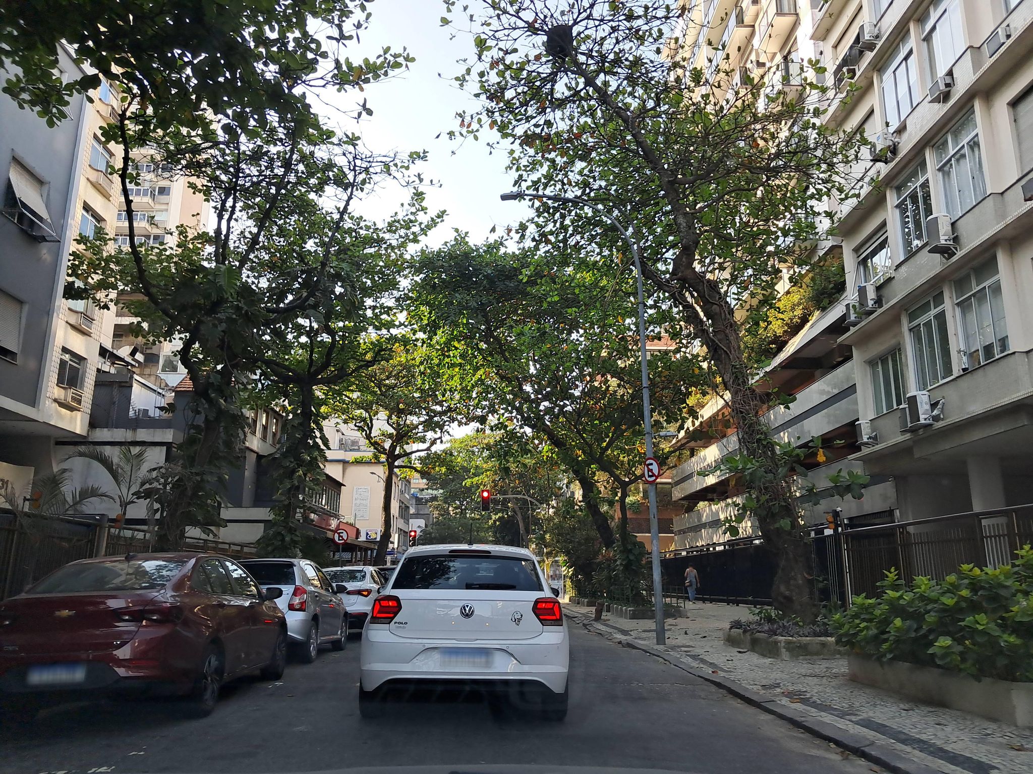 Street-level view near Edifício Super Star, Lagoa