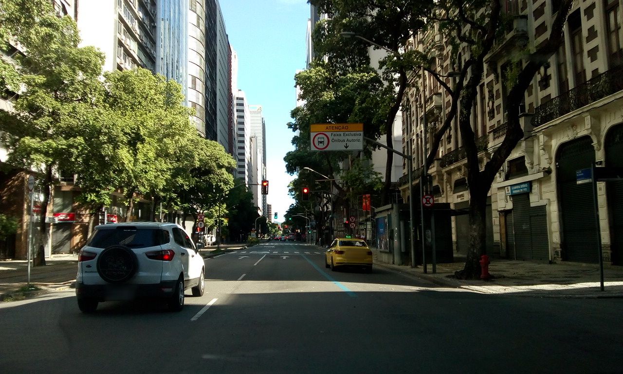 Street-level view near Edifício Swissair, Centro