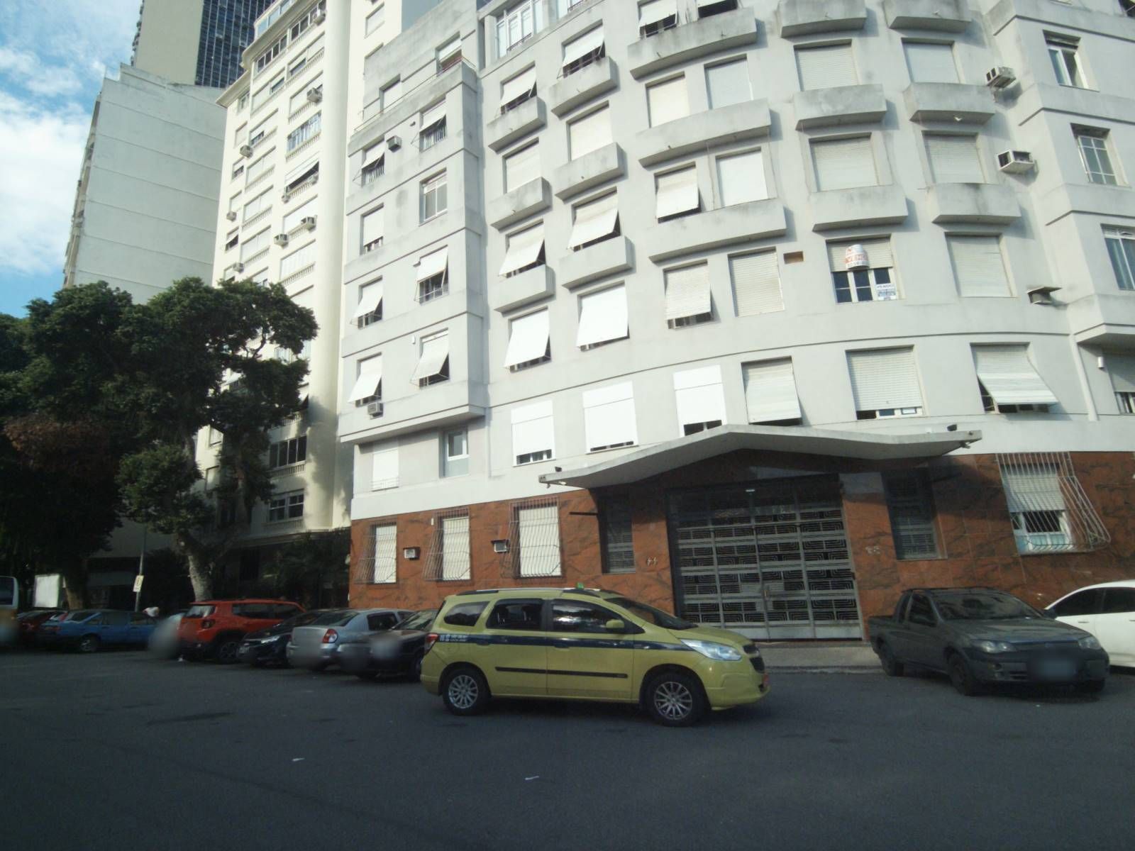 Street-level view near Edifício Tabapuan, Flamengo