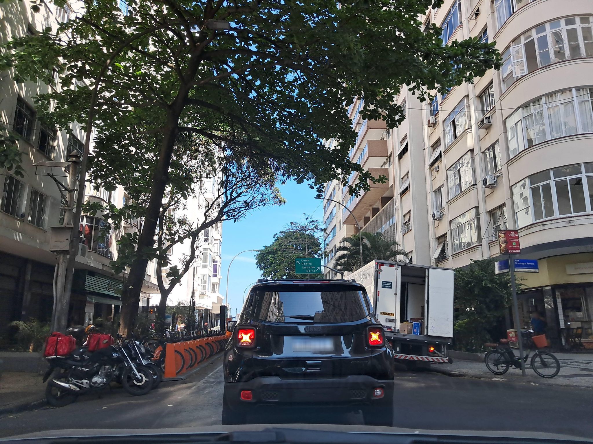 Street-level view near Edifício Tabarité, Copacabana