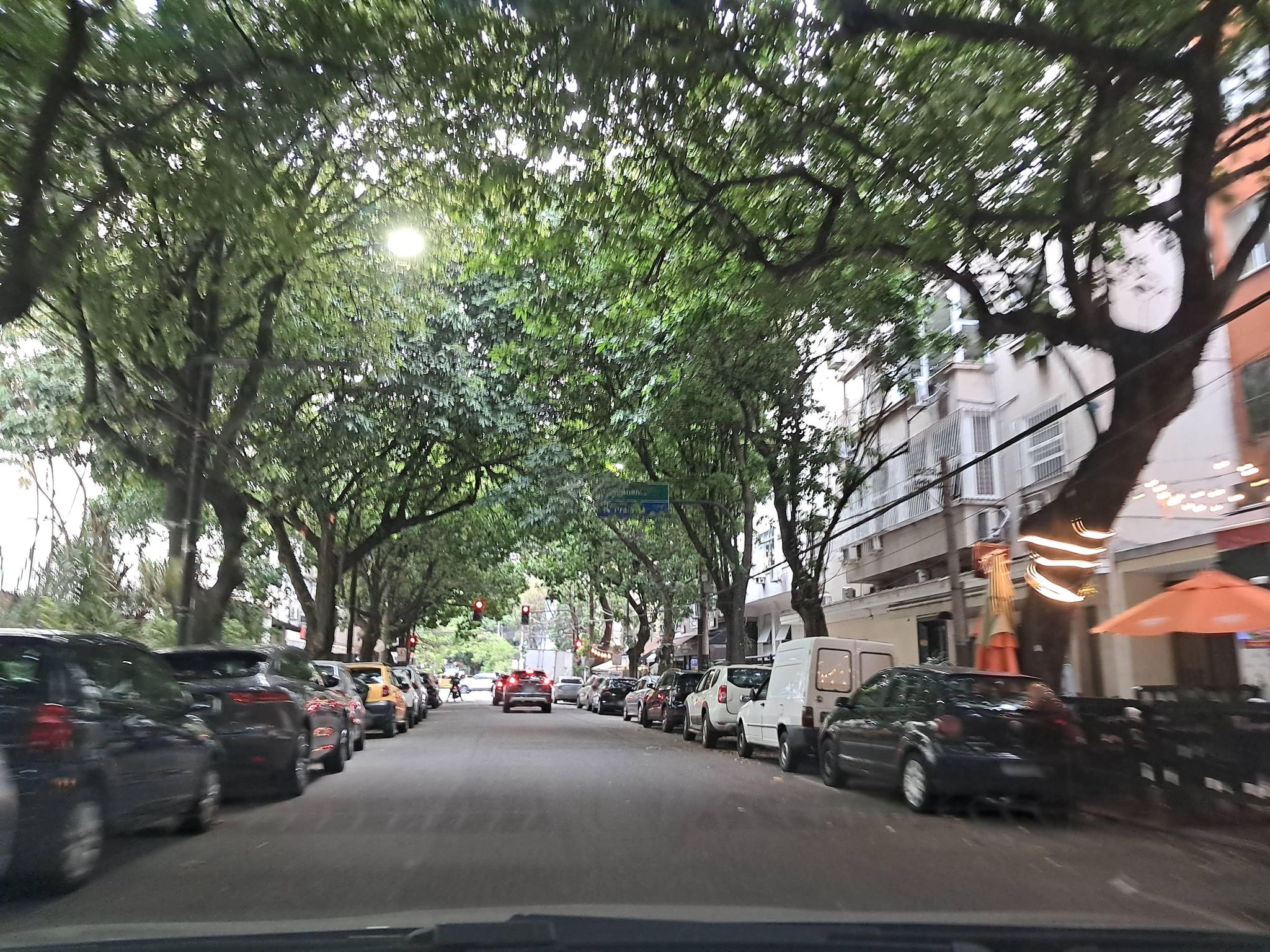 Street-level view near Edifício Taíssa, Leblon