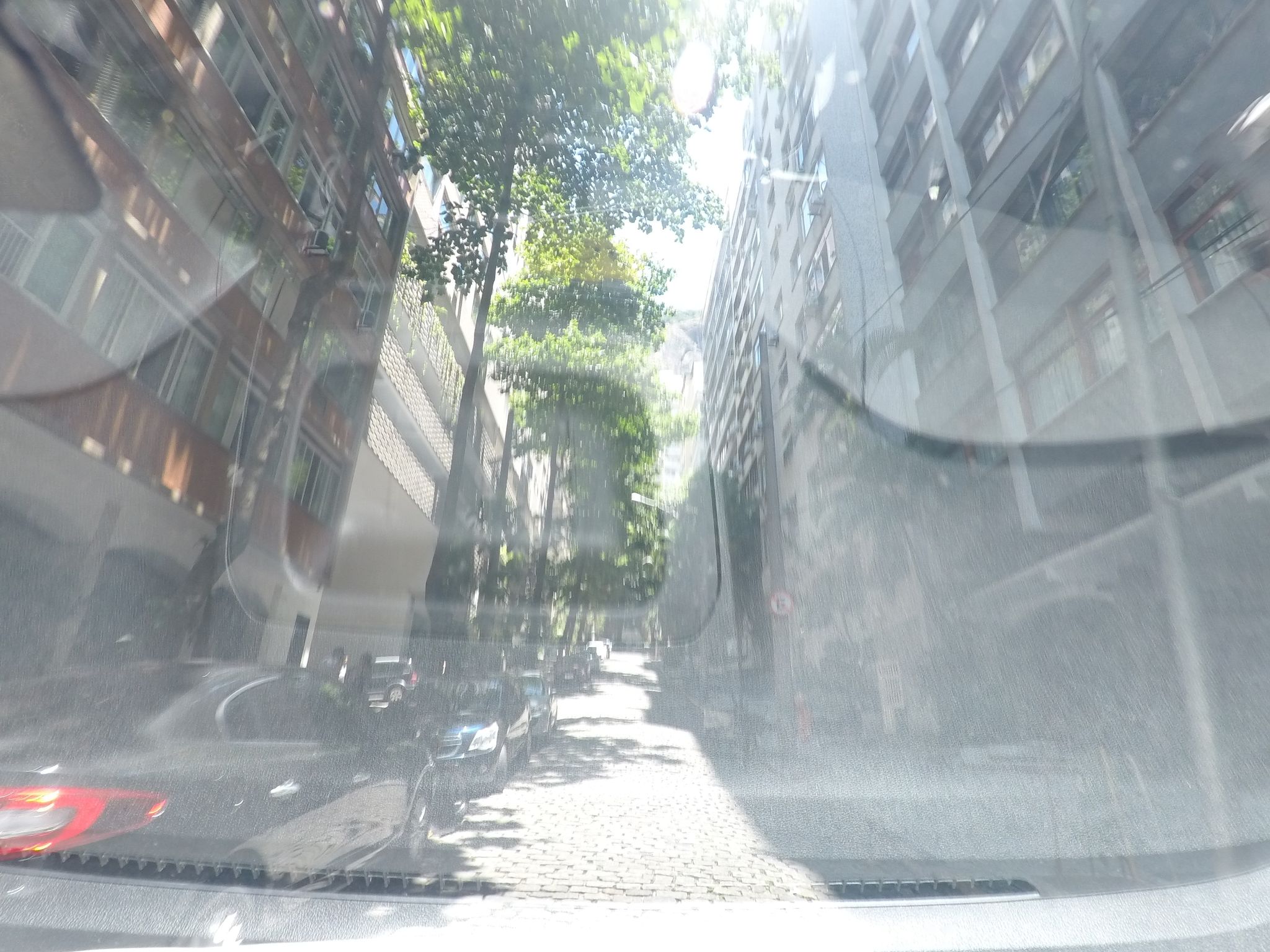 Street-level view near Edifício Tamara, Copacabana