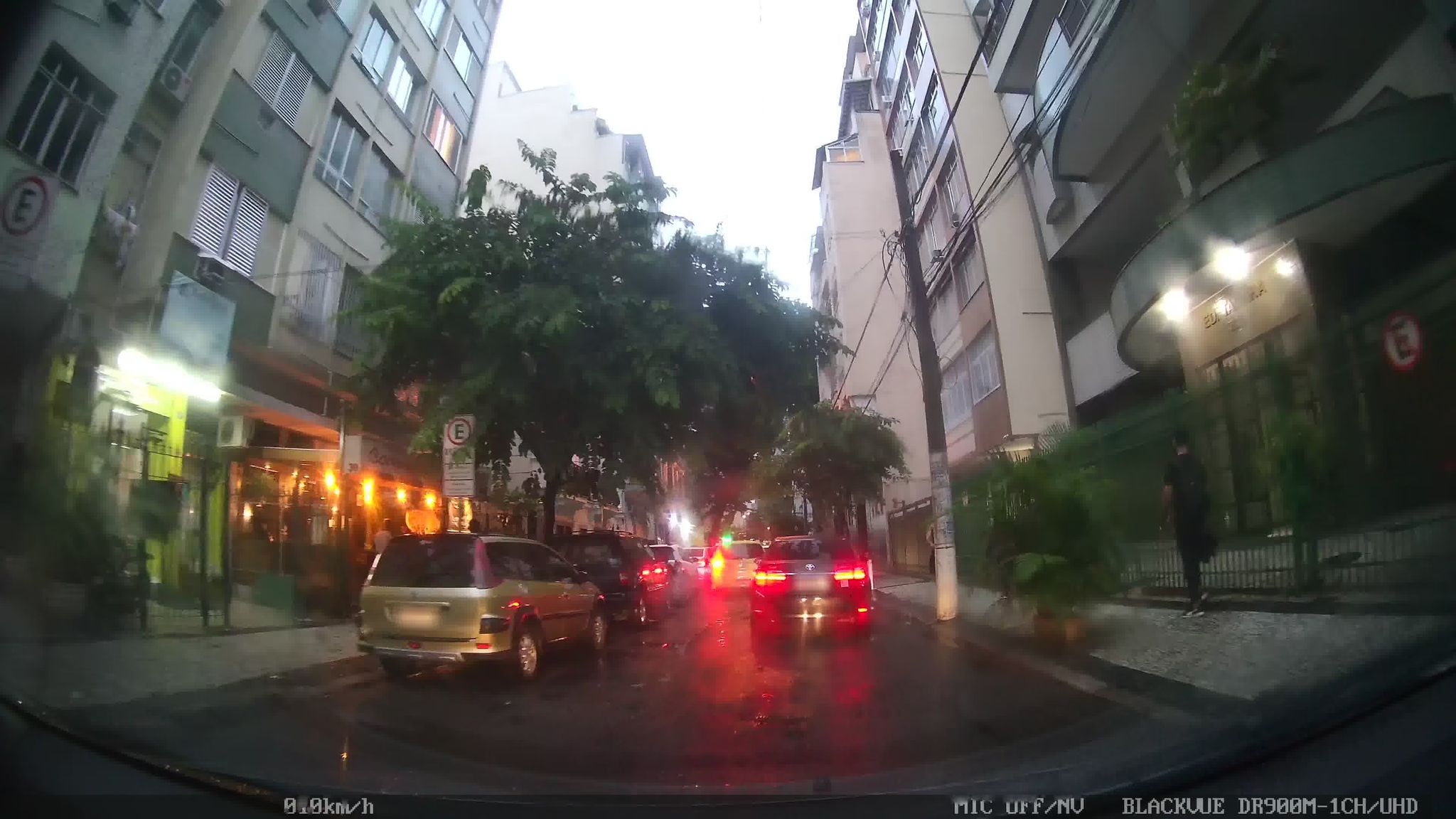 Street-level view near Edifício Tamara, Catete
