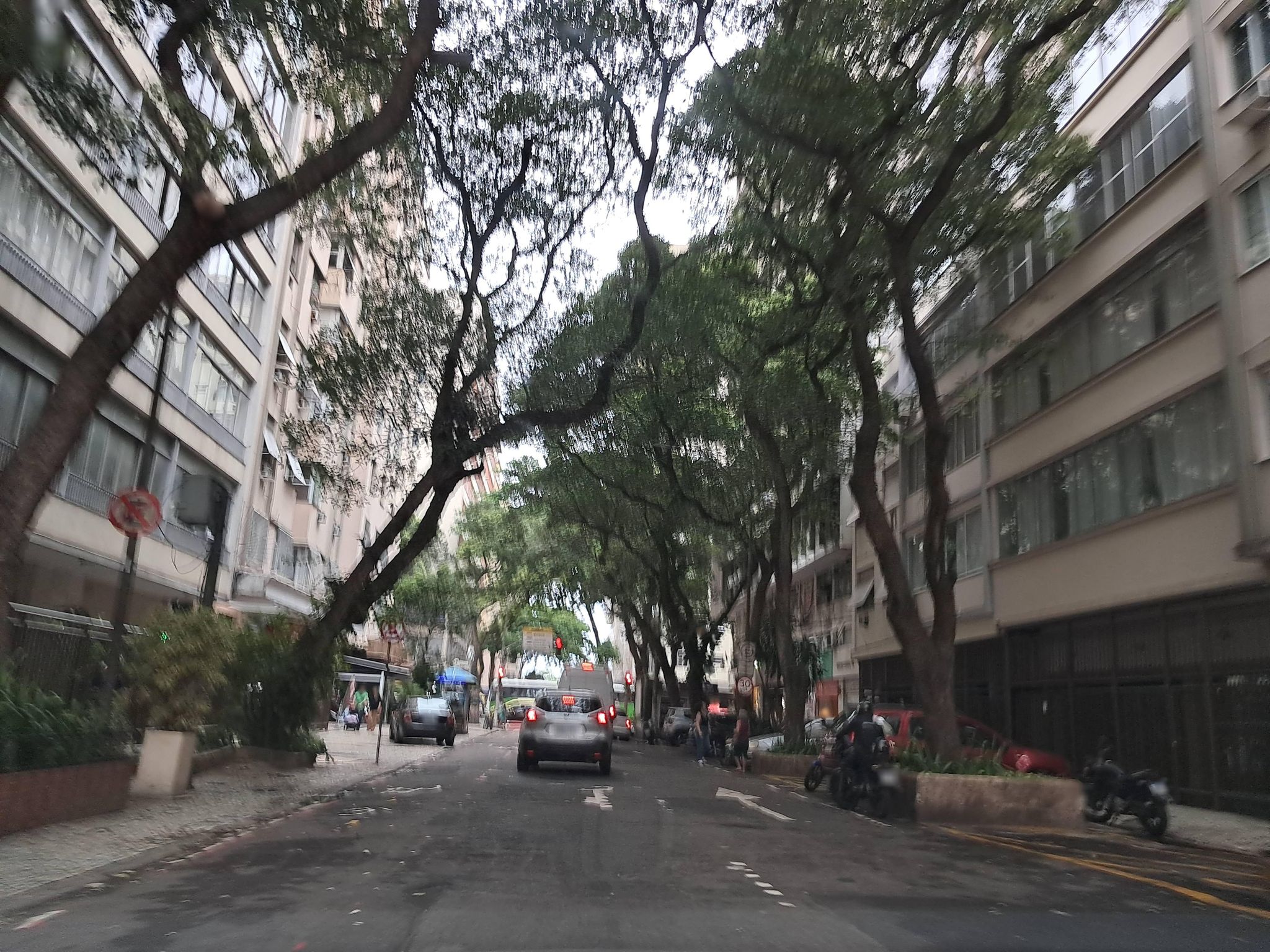 Street-level view near Edifício Tambau, Copacabana