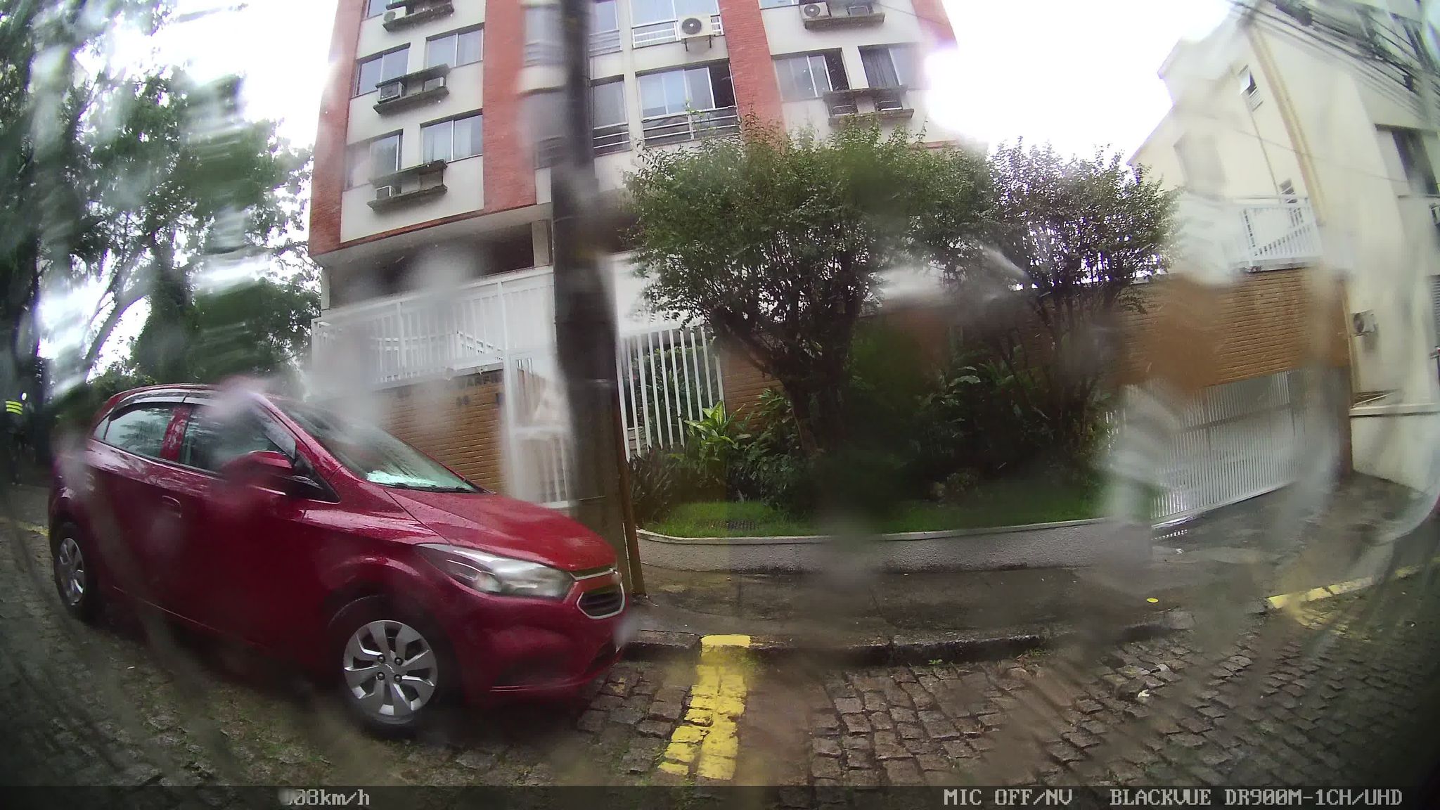 Street-level view near Edifício Tancredo Neves, Lagoa