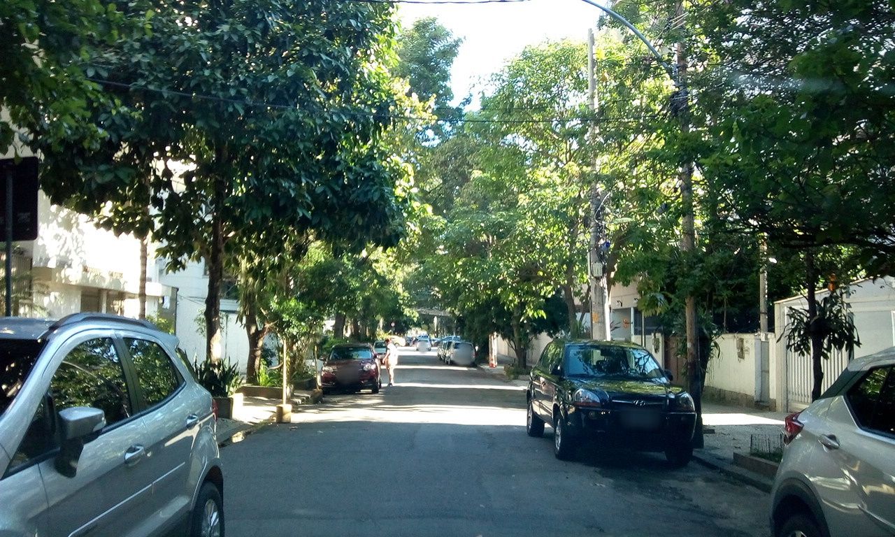 Street-level view near Edifício Tancredo Neves, Jardim Botânico