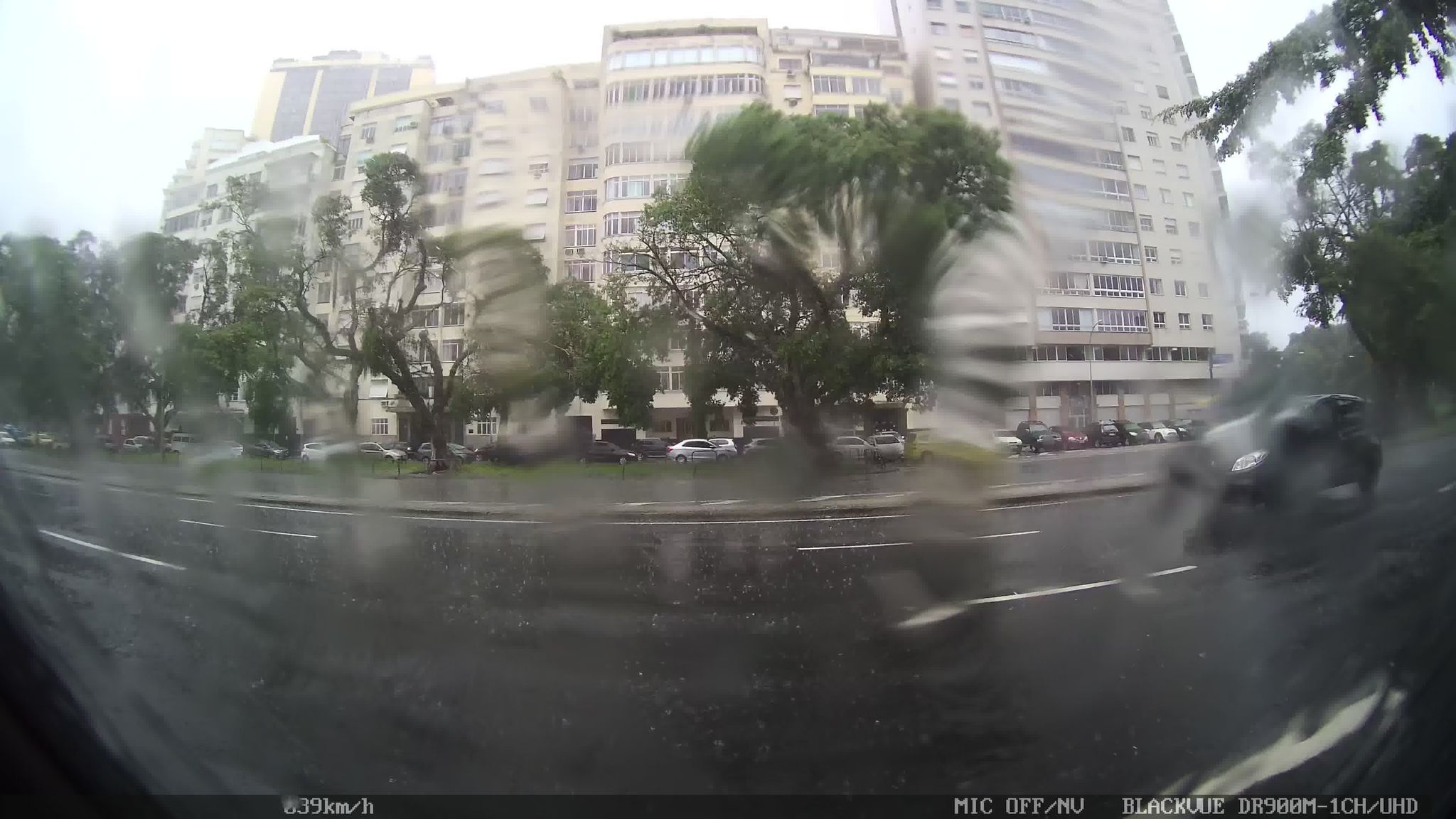 Street-level view near Edifício Tanira, Flamengo