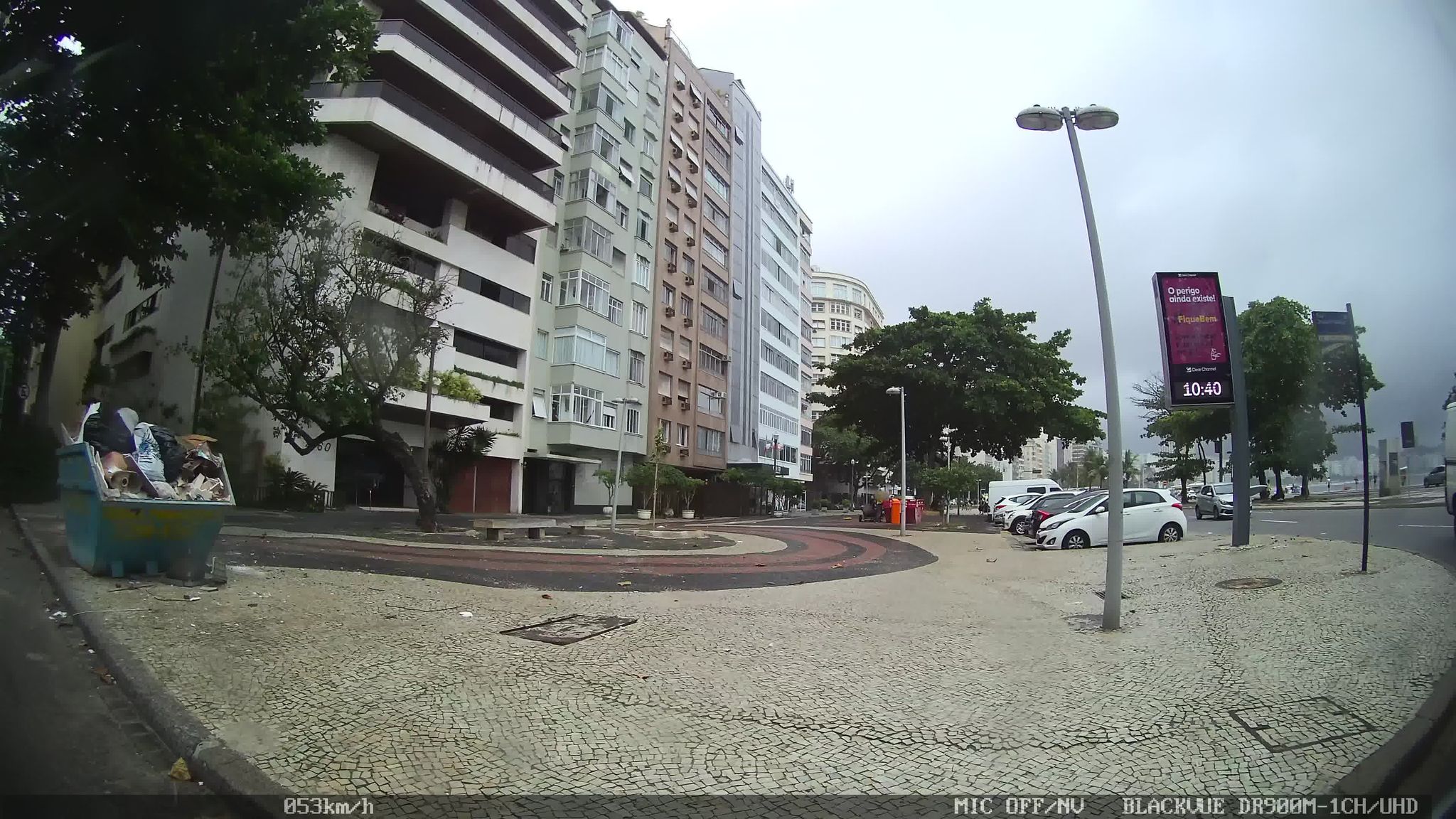 Street-level view near Edifício Tapajós, Leme