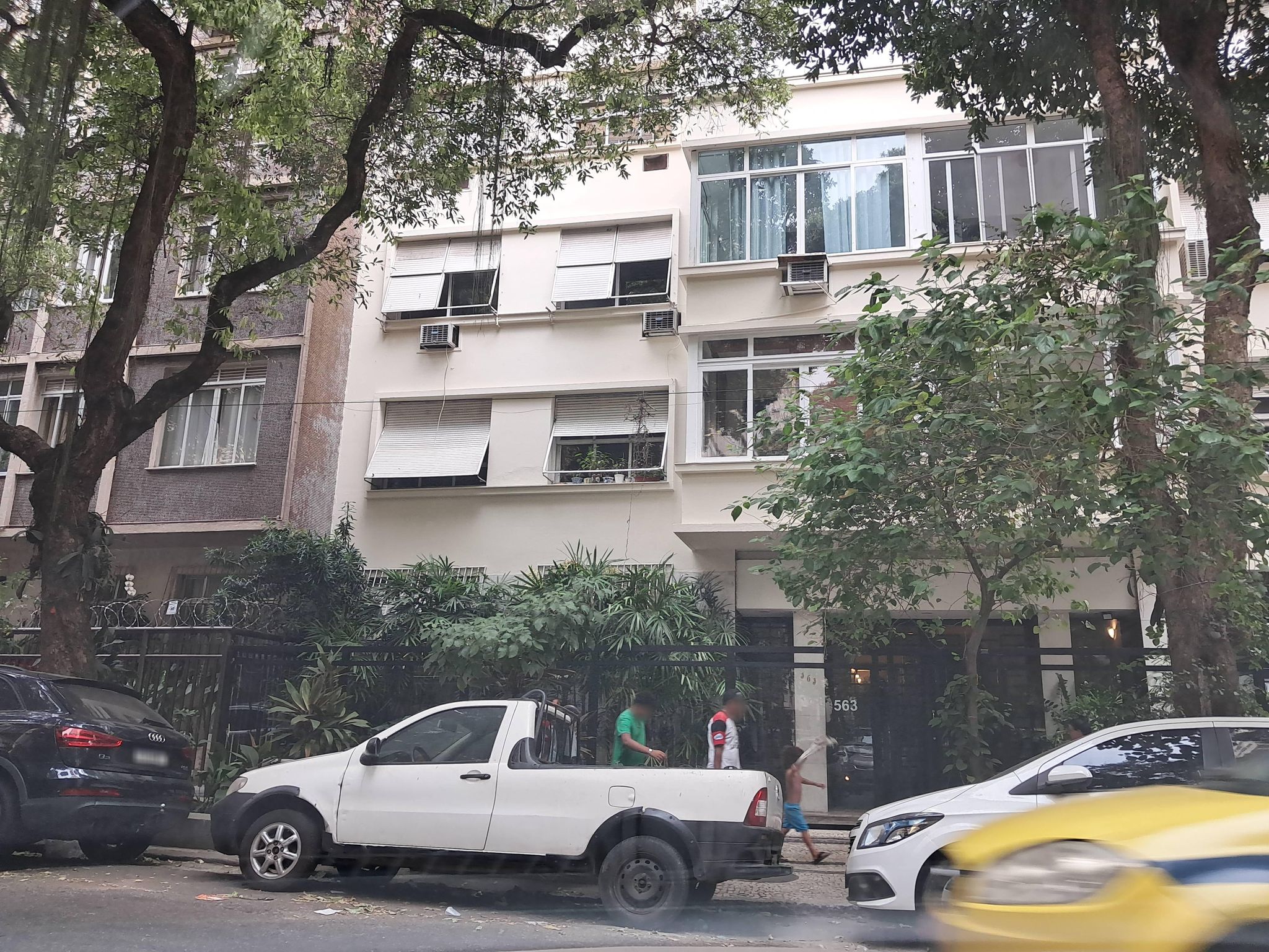 Street-level view near Edifício Tarahnmara, Copacabana