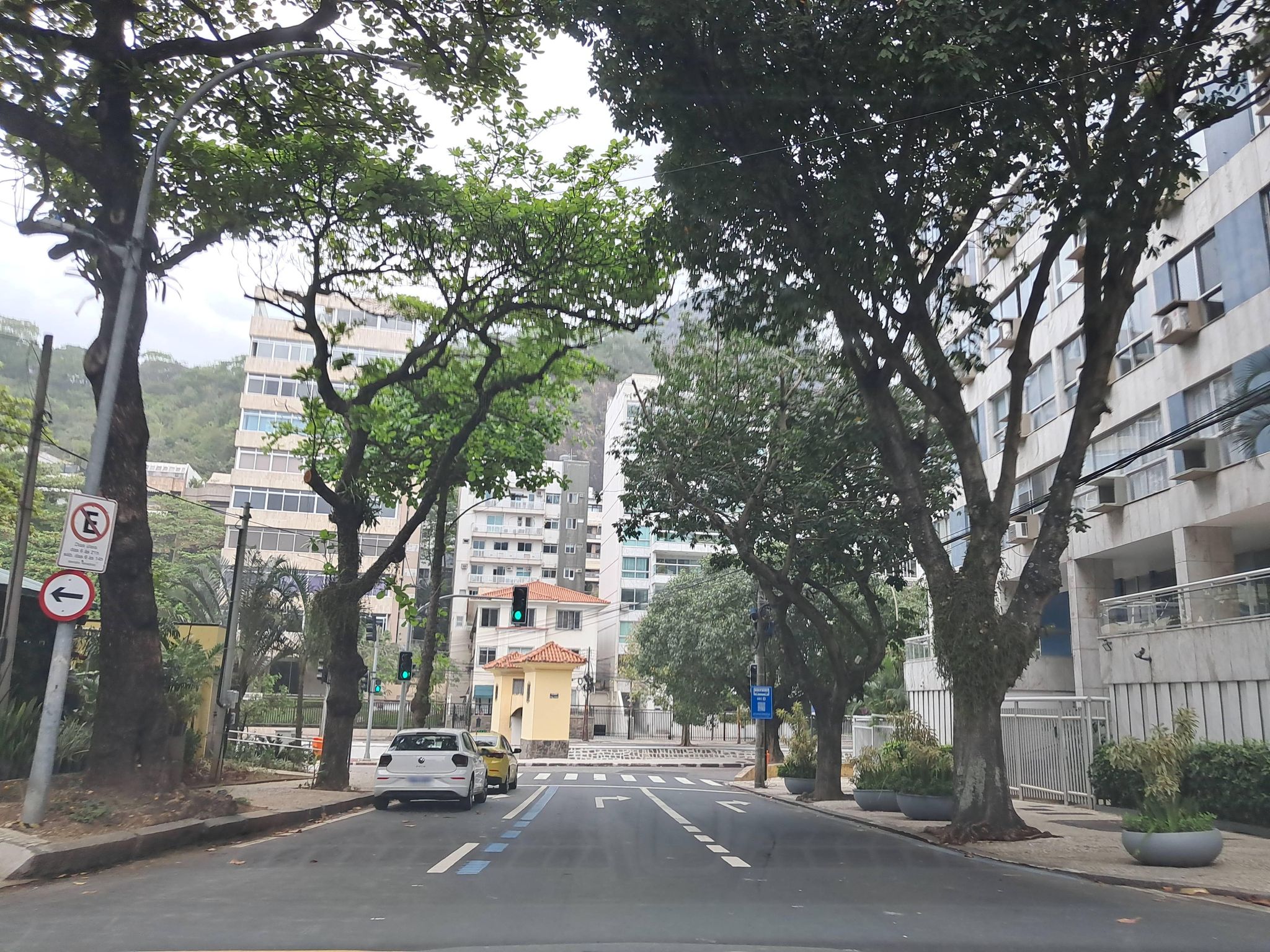 Street-level view near Edifício Tardim Atahualpa, Leblon