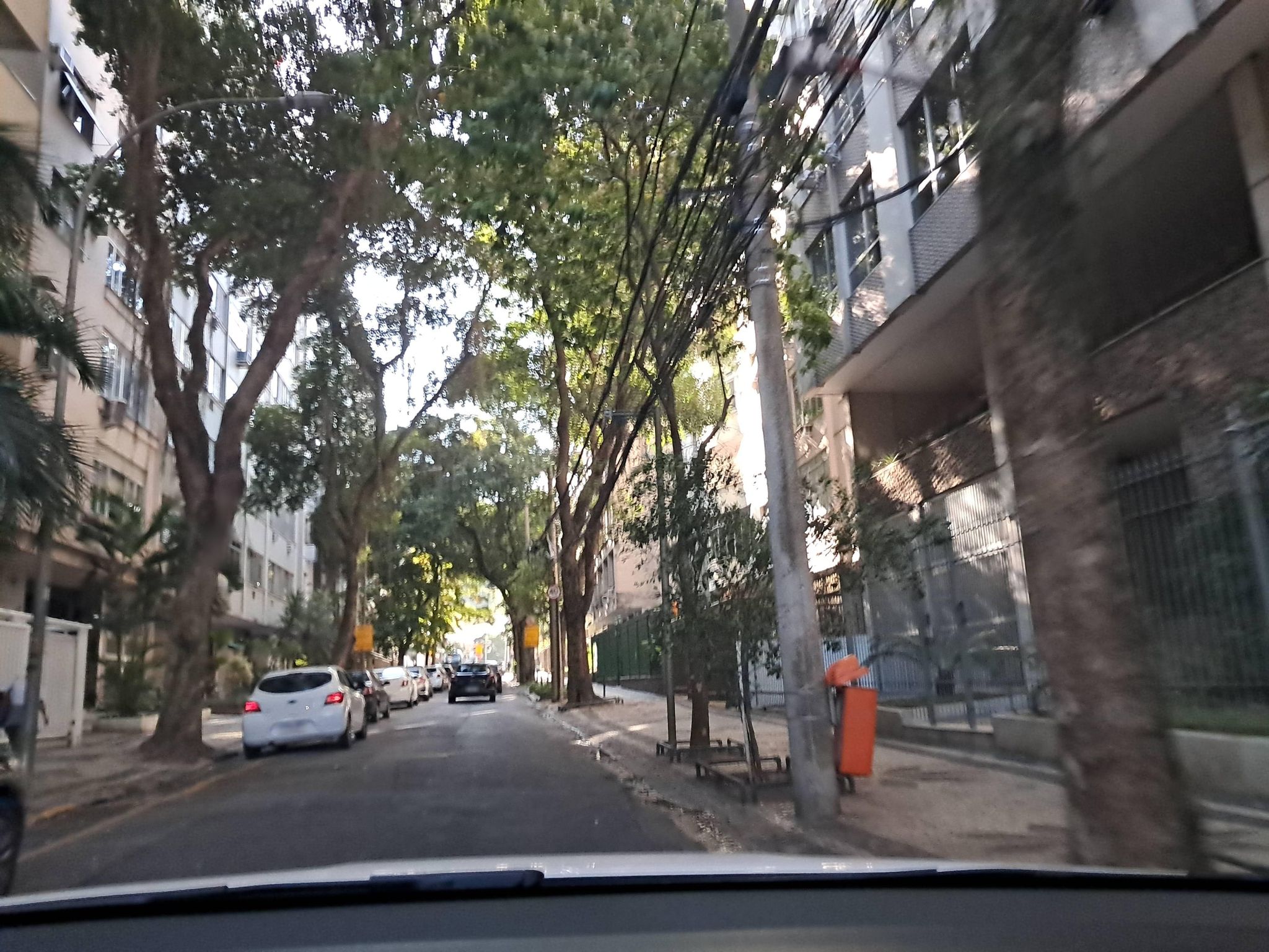 Street-level view near Edifício Tarento, Laranjeiras