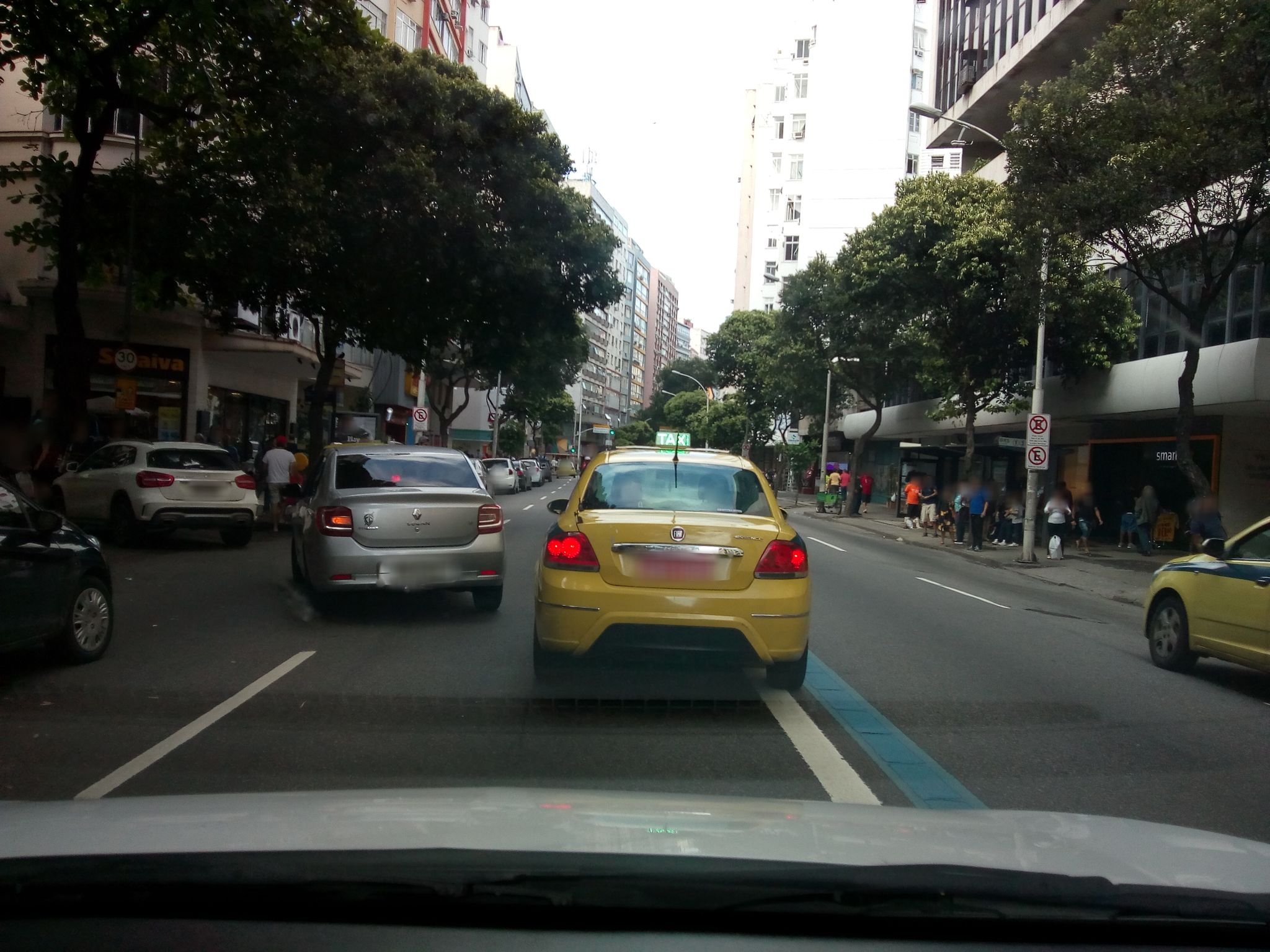 Street-level view near Edifício Taunton, Copacabana