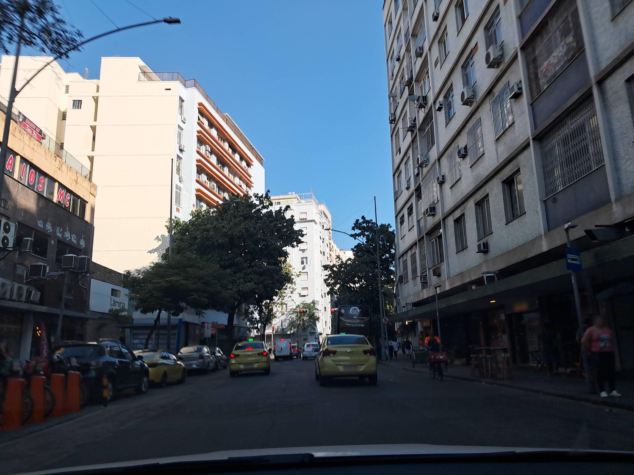 Street-level view near Edifício Tavares de Lira, Catete