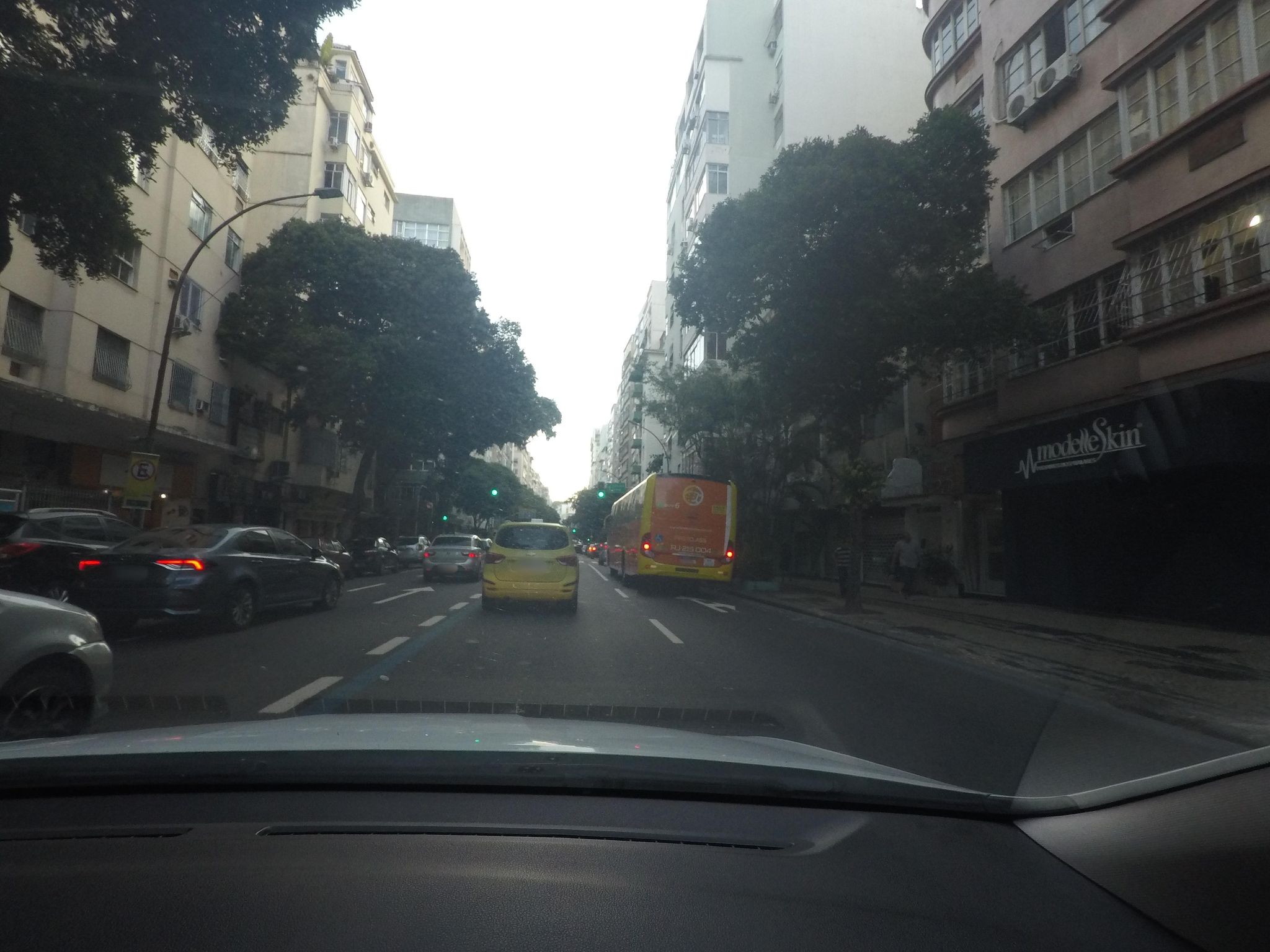 Street-level view near Edifício Tavira, Copacabana