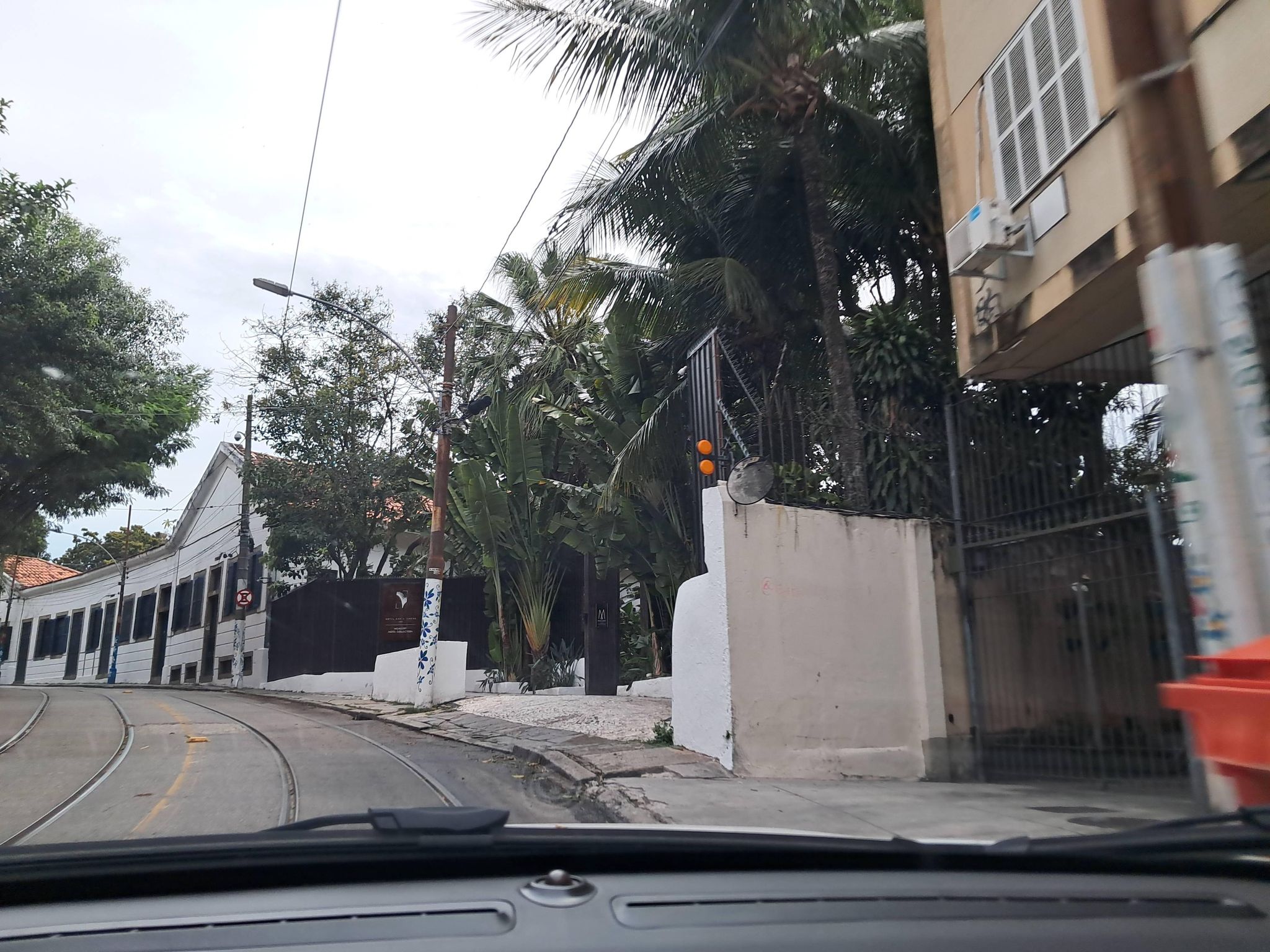 Street-level view near Edifício Teixeira Bastos, Santa Teresa