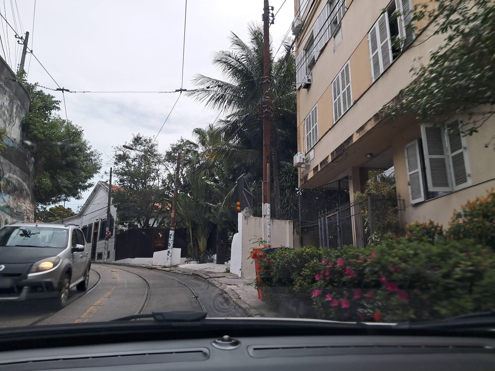 Street-level view near Edifício Teixeira Bastos, Cosme Velho