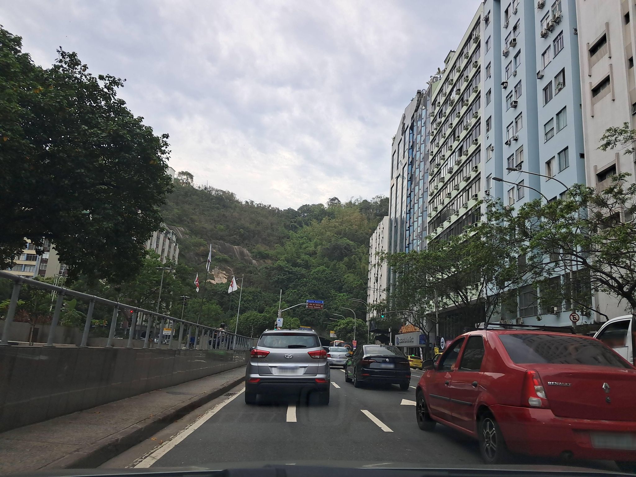 Street-level view near Edifício Tereza Cristina, Copacabana