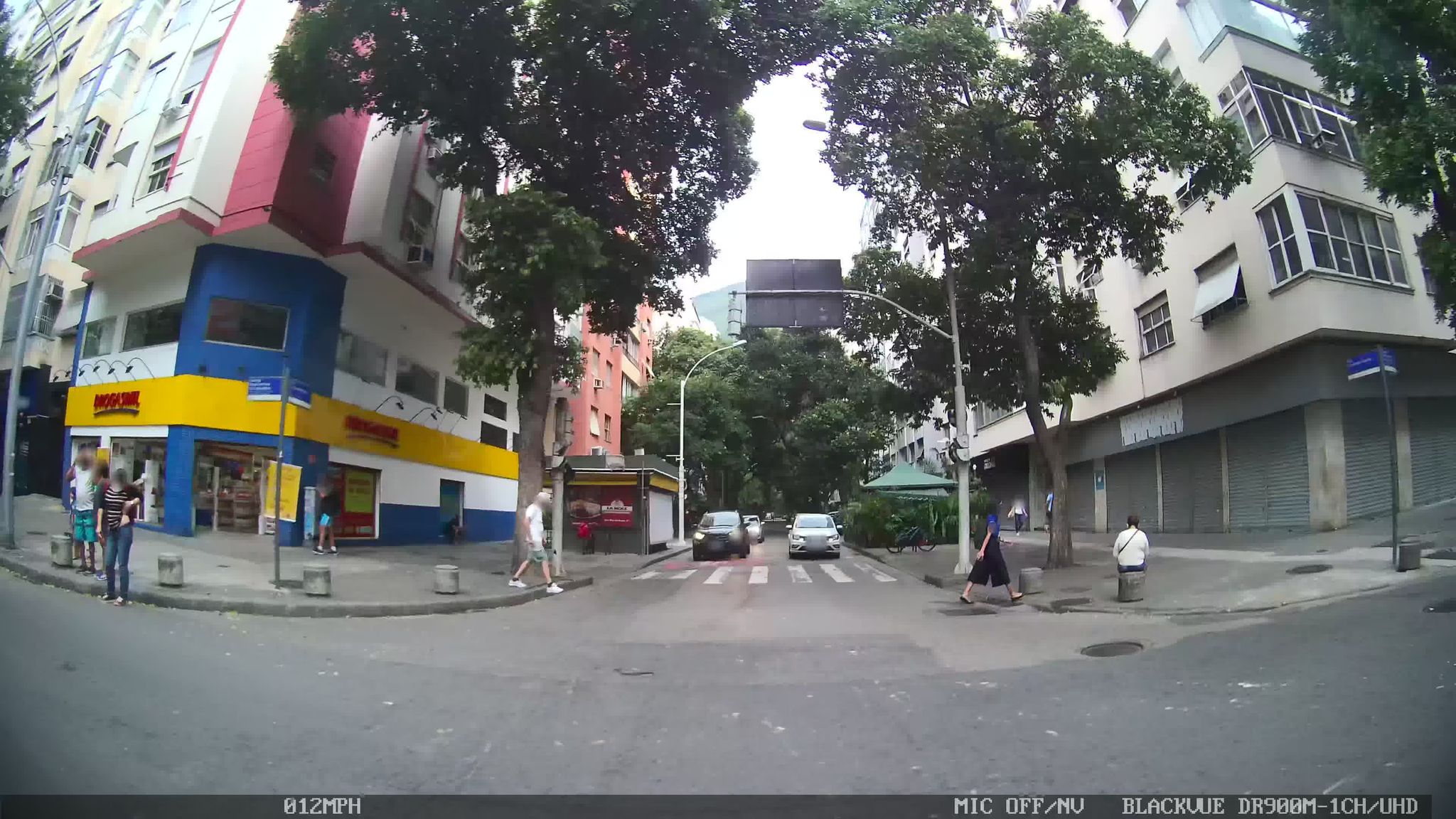 Street-level view near Edifício Terra, Copacabana