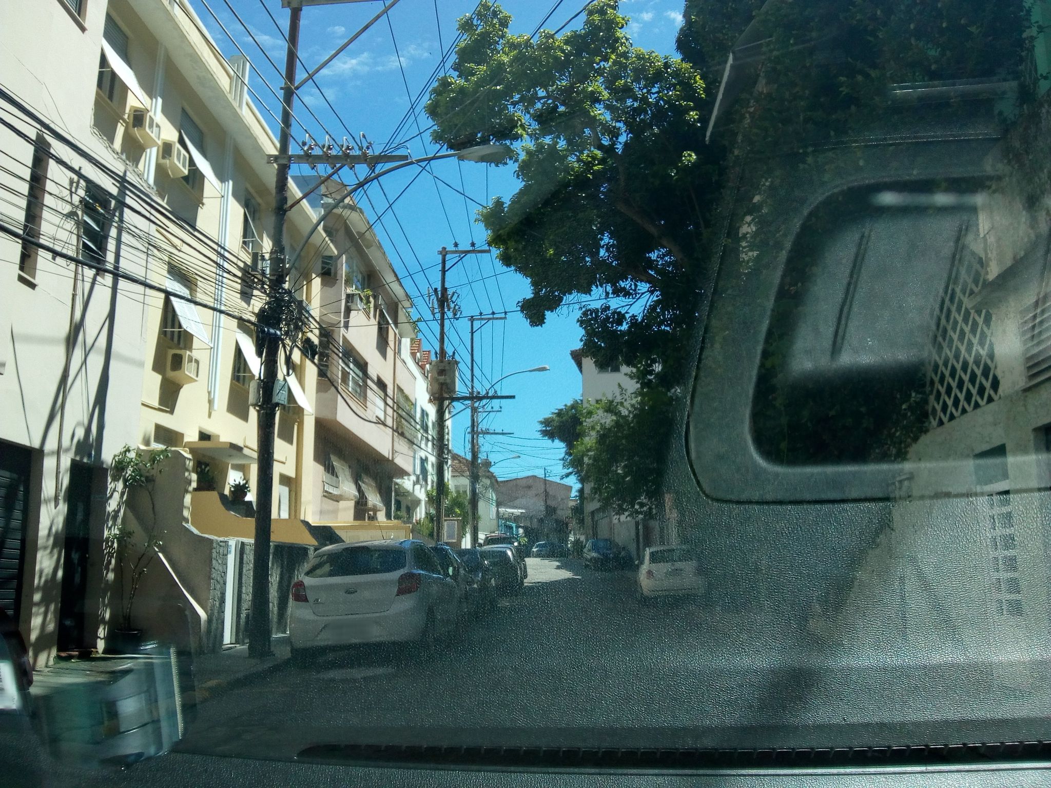 Street-level view near Edifício Tinoco, Urca