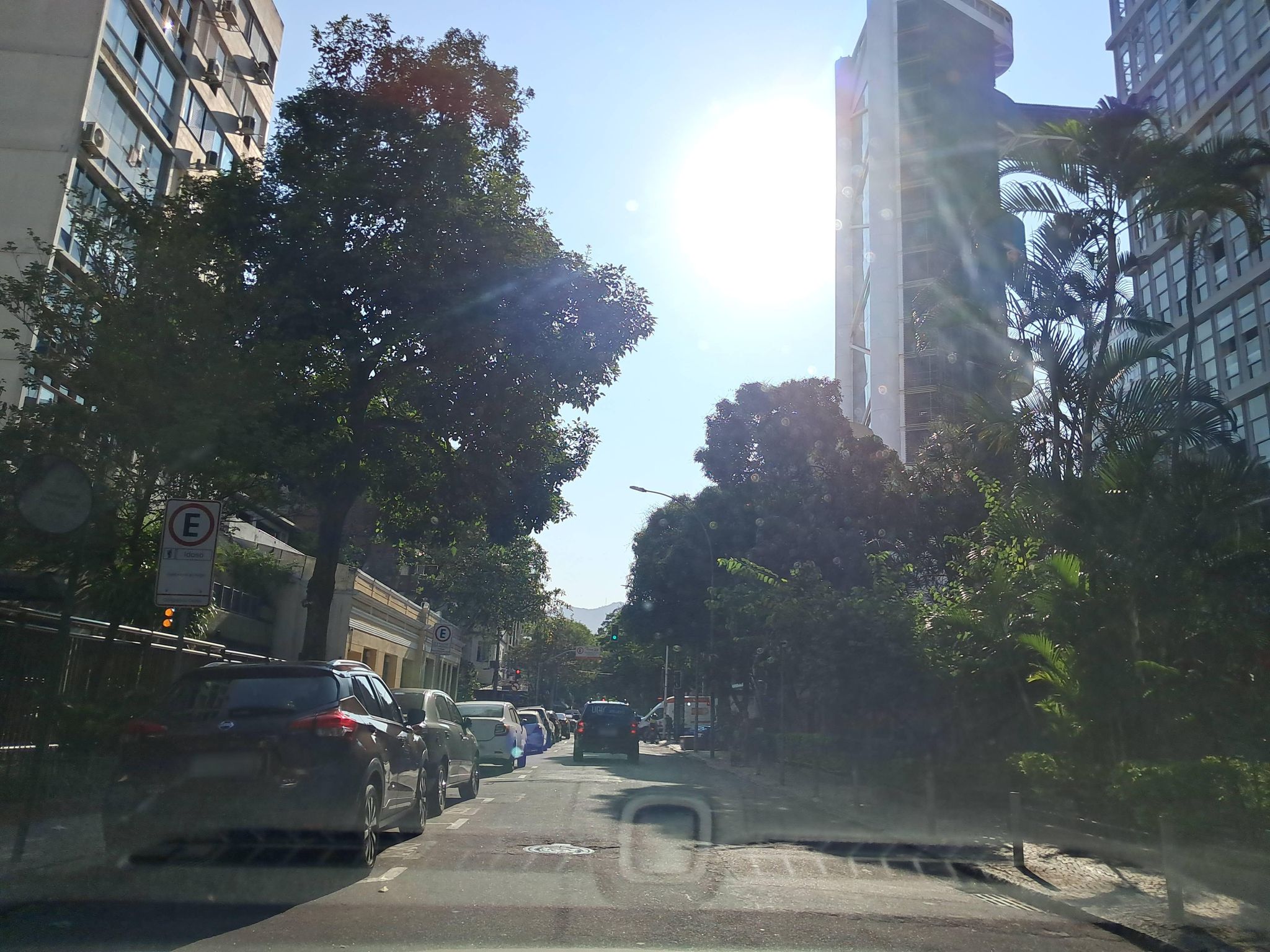 Street-level view near Edifício Tiziano, Ipanema