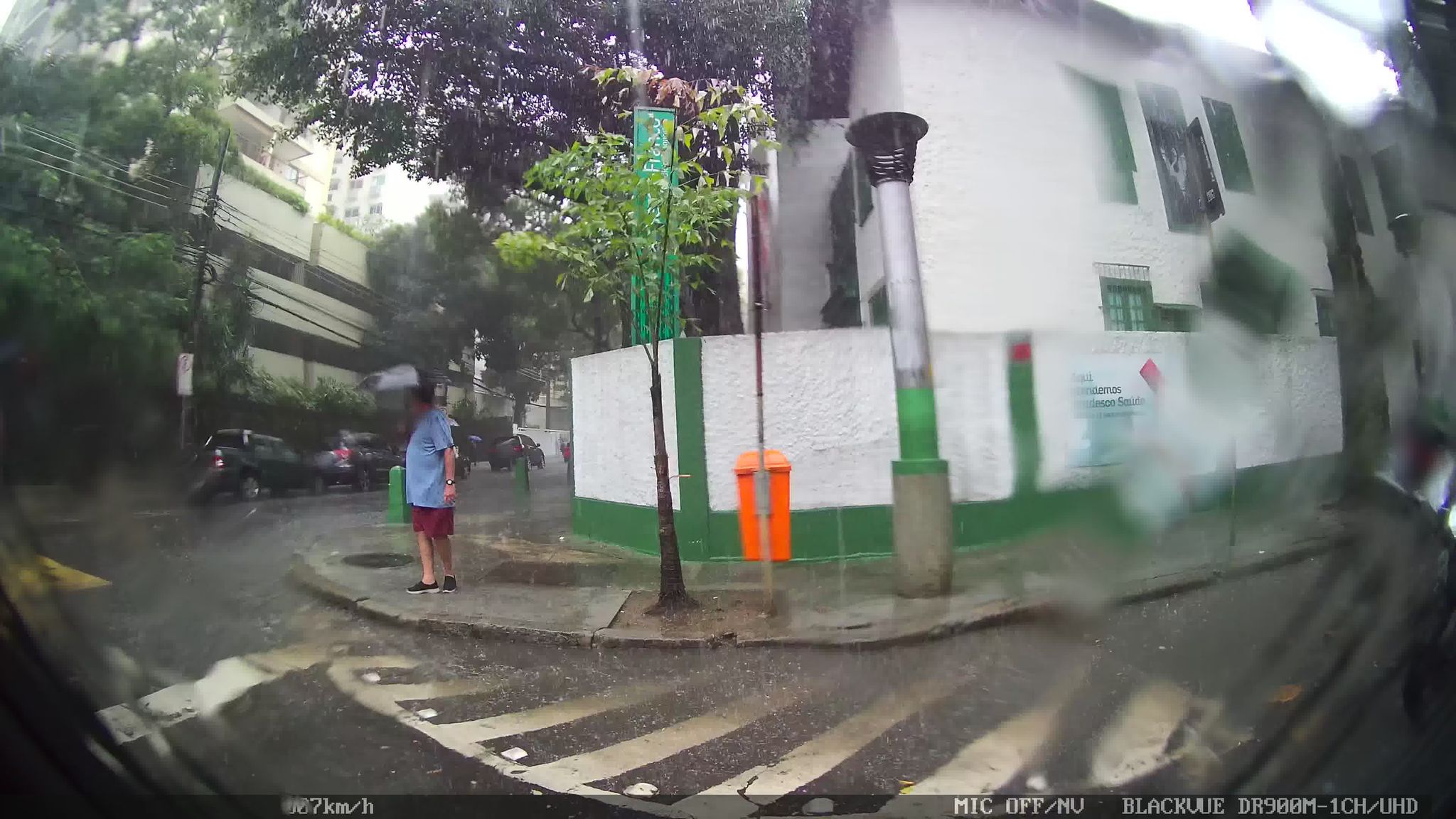 Street-level view near Edifício Topazio, Botafogo