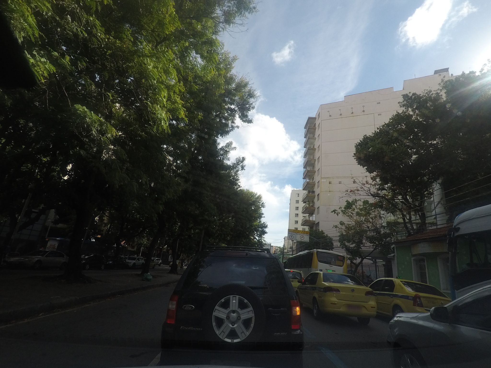 Street-level view near Edifício Torre de Bronze, Humaitá