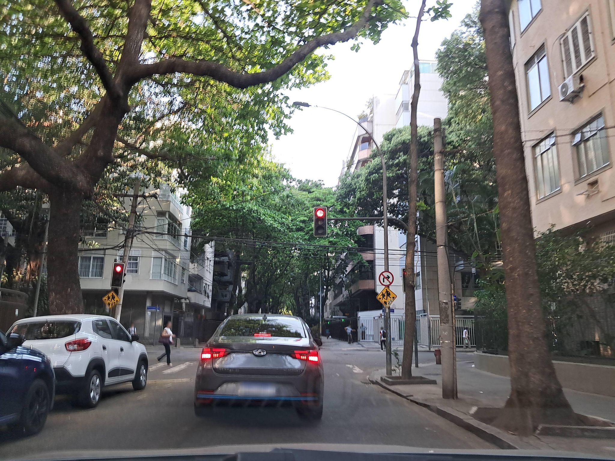 Street-level view near Edifício Toulon, Leblon